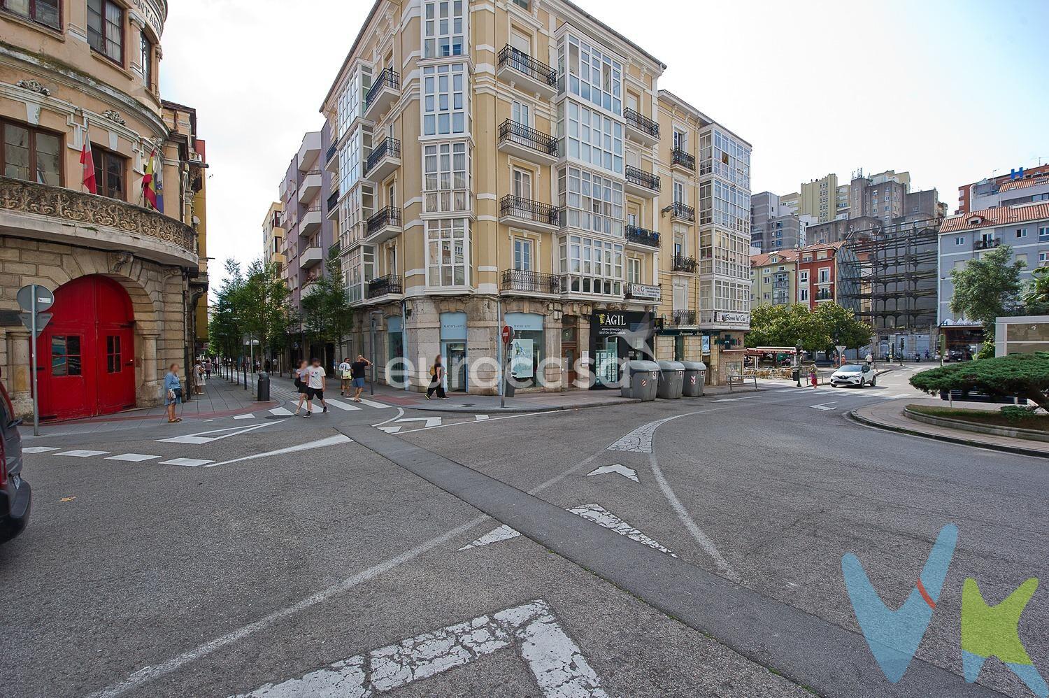 PISAZO EN PLENA PLAZA NUMANCIA: ESPACIO, LUZ Y UBICACIÓN. Te presentamos esta vivienda con muchísimas posibilidades ubicada en la emblemática Plaza Numancia, una de las zonas más céntricas, vivas y bien conectadas de Santander. Una oportunidad única para quienes buscan amplitud, luz y una ubicación privilegiada. Este pisazo de 150 m² construidos destaca desde el primer momento por su amplitud y distribución. Al entrar, accedes a un amplio recibidor que da paso a un gran salón con salida a terraza, perfecto para reuniones, momentos de descanso o simplemente disfrutar de la ciudad desde las alturas. La cocina es otro de sus puntos fuertes: amplia, cuadrada y luminosa, con espacio de sobra para poner una mesa con sillas y convertirla en el centro de tu día a día. Además, cuenta con un cuarto de despensa, ideal para mantener todo en orden, que también puede servir como cuarto de lavandería o zona de almacenaje extra. La vivienda está muy bien cuidada y dispone de cuatro habitaciones, y salvo una, todas cuentan con galería acristalada o balcón, lo que aporta aún más luminosidad y amplitud. La habitación principal, en concreto, es especialmente grande, perfecta para crear un espacio de descanso cómodo y versátil. El baño ha sido reformado, es muy espacioso y cómodo, con plato de ducha y una distribución práctica para el día a día. Además, se incluye una leñera-buhardilla dentro del edificio, perfecta para utilizarla como trastero. La vivienda está ubicada en un edificio con ascensor, fachada y tejado recientemente renovados, y cuenta con orientación norte y oeste, lo que garantiza luz durante gran parte del día, especialmente por la tarde. Es una propiedad ideal tanto si buscas una vivienda familiar, como si te planteas una inversión, en una de las zonas más demandadas de Santander, rodeada de todos los servicios: comercios, colegios, transporte público, zonas verdes y todo lo que necesitas a un paso de casa. En resumen: una vivienda con alma, metros de sobra y una ubicación difícil de igualar. ¿Te animas a descubrirla?