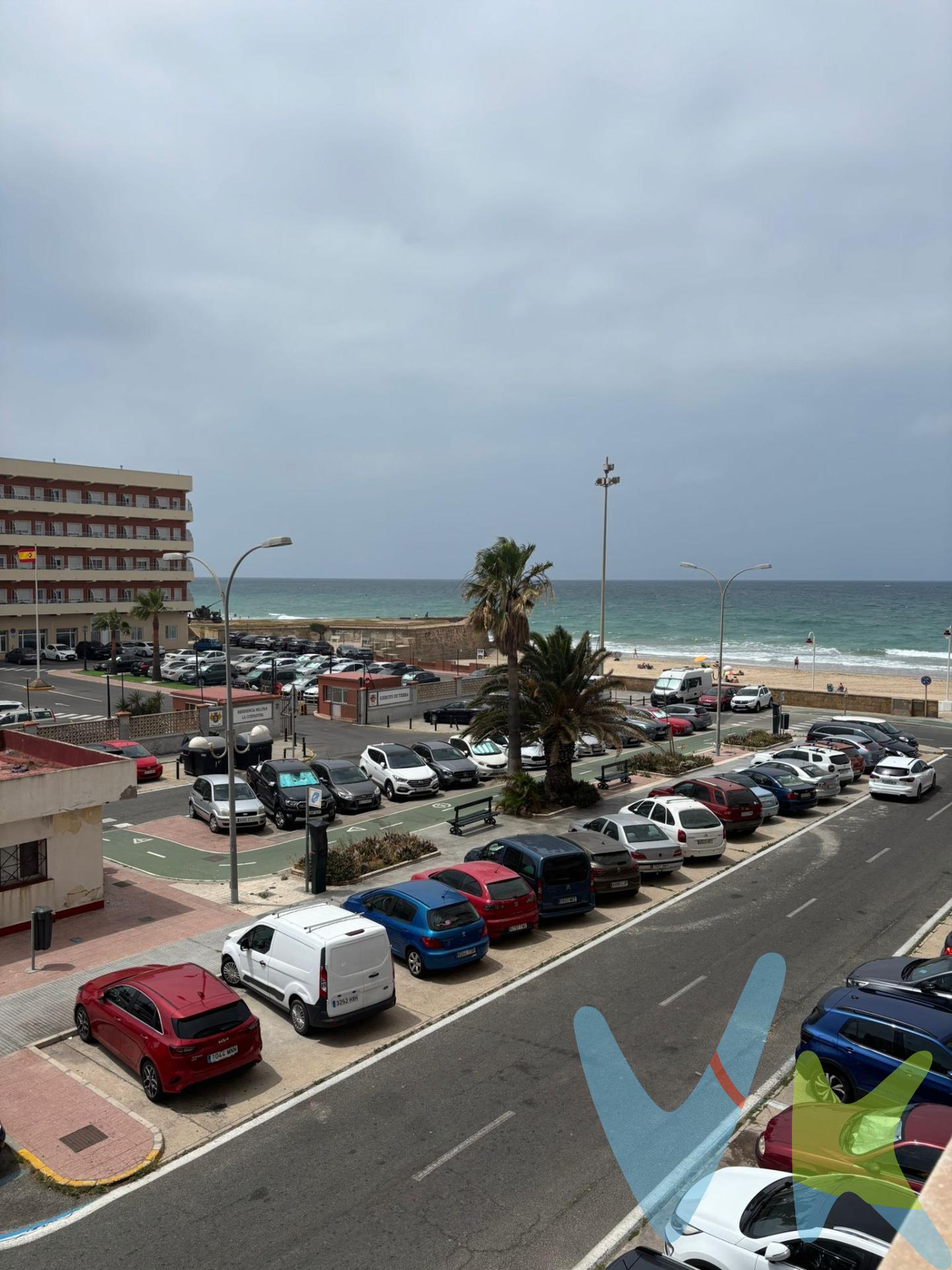 Oportunidad única en la Glorieta de Cortadura, Cádiz. Descubre este encantador apartamento de un dormitorio, ideal para aquellos que buscan disfrutar de la vida en la costa. Con 57 m² construidos, esta propiedad ofrece un espacioso salón luminoso que se abre a un balcón con impresionantes vistas al mar, creando un ambiente perfecto para relajarse y disfrutar del suave clima gaditano. La vivienda, completamente exterior, cuenta con un dormitorio acogedor,  un baño completo y una cocina independiente. Situada en un edificio con ascensor, este hogar no sólo ofrece comodidad, sino también unas vistas espectaculares que invitan a disfrutar de los atardeceres sobre el mar. Su ubicación en la Glorieta de Cortadura te brinda acceso inmediato a las playas y a todos los servicios necesarios, desde restaurantes hasta tiendas, garantizando una experiencia de vida plena y satisfactoria. No pierdas la oportunidad de hacer de este apartamento tu nuevo refugio en Cádiz. ¡Contáctanos para más información y ven a visitarlo!. 