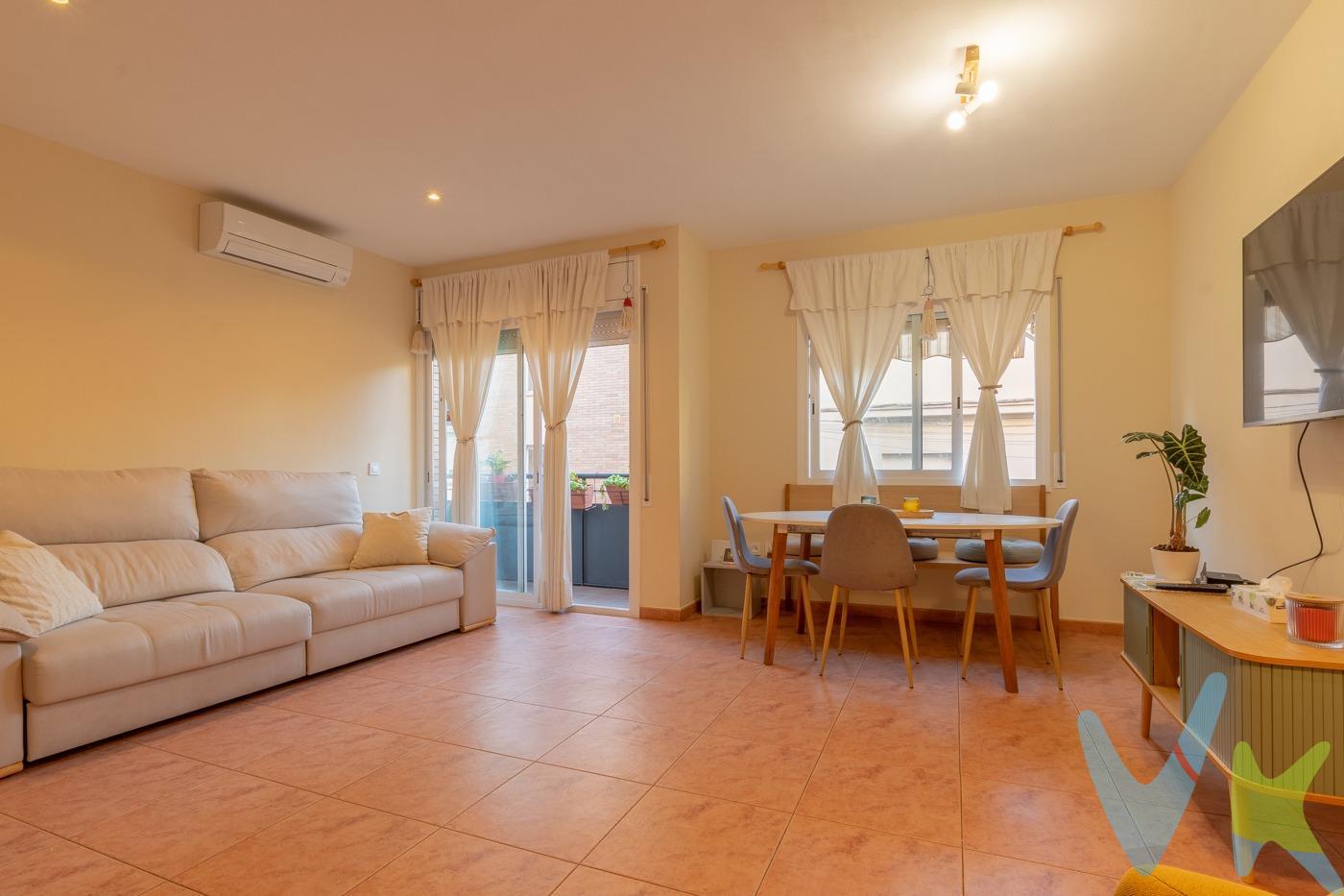 En una calle tranquila y bien conectada, te espera un piso que combina luz, comodidad y practicidad en cada rincón. Situado en un edificio del año 2001 con tan solo 4 vecinos, este hogar ofrece la intimidad y calma que muchos buscan… y que pocos encuentran. 🌿✨. Sus 92 m² se distribuyen de forma inteligente para acompañar tu día a día:. Al entrar, un acogedor recibidor te da la bienvenida y abre paso a un amplio salón-comedor ☀️, bañado por el sol de tarde y con salida a un balcón perfecto para respirar aire fresco. A la izquierda, la cocina independiente 🍳 —espacio ideal para cocinar y compartir— sorprende con una práctica isla donde las comidas se vuelven más cercanas y naturales. La zona de noche nace desde un distribuidor central y ofrece:. 🛏️ Dos habitaciones dobles llenas de luz. 💻 Una tercera estancia, hoy utilizada como despacho, perfecta para teletrabajo o estudio. La vivienda cuenta además con:. 🚿 1 baño completo. 🚻 1 aseo actualmente reconvertido en despacho, con todas las conexiones para volver a ser baño fácilmente. Pensado para vivir con el máximo confort:. ✔ Carpintería de aluminio con doble acristalamiento. ✔ Calefacción de gas natural 🔥. ✔ Aire acondicionado en salón y dormitorio principal ❄️. En la azotea comunitaria encontrarás un espacio exterior compartido para disfrutar del sol ☀️ y las vistas, además de una práctica zona con cuarto de lavandería 🧺. Lo que lo vuelve realmente especial:. 👉 Incluye garaje tipo box privado en el mismo edificio, un auténtico tesoro en esta zona donde aparcar puede ser un desafío. 🚗⭐. 📍 Una ubicación que lo tiene todo. El piso se encuentra en un entorno lleno de vida y servicios:. 🛍️ Comercios, Escuelas, Farmacias, Ayuntamiento, Transporte público,  Piscina municipal, Tenis y pádel, Campo de fútbol, Skatepark, y Zonas infantiles. Todo a pocos pasos, para hacer tu día a día más cómodo y sin prisas. Su orientación este-oeste garantiza luz durante todo el día:. 🌅 Mañanas radiantes en dormitorios y cocina. 🌇 Tardes doradas en salón y suite principal. Este hogar es para quienes desean vivir con calidad, cercanía y comodidad. Un piso cálido, cuidado y bien ubicado, preparado para adaptarse a cada etapa de tu vida. 🏡💛. Aquí puede comenzar tu siguiente capítulo. ¿Te gustaría conocerlo?. ---------------------------------------------------------------------------------. Nota: en los importes indicados no se hayan incluidos los impuestos y tasas aplicables a la compra o alquiler del bien inmueble. Las fotografías, videos, planos y demás documentación gráfica pueden no corresponder con la realidad actual, así como los metrajes y superficies, y no tienen carácter contractual. Salvo indicación contraria, los muebles y equipamiento que aparecen en el anuncio no están incluidos en el precio. La vivienda dispone de Certificado Energético y Cédula de Habitabilidad vigentes.