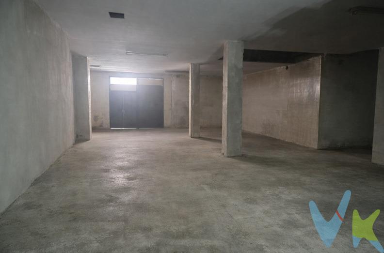 Emprendedor, comerciante, visionario: Esta es la oportunidad que estabas buscando para asegurar tu futuro financiero. Ponemos a la venta un amplio local comercial de 154 m², a solo 100 metros del río Turia y estratégicamente ubicado cerca de la Avenida Pérez Galdós. Este no es solo un local; es una inversión inteligente en una de las zonas más vibrantes y con mayor potencial de Valencia. ¿Por qué este local es tu mejor opción?. •	Localización estratégica: Situado en el corazón de L'Olivereta, un barrio consolidado con un flujo constante de clientes potenciales, tanto residentes como turistas. •	Adaptabilidad Ilimitada: Con 123 m² útiles a tu disposición, este espacio es el lienzo perfecto para tu visión. Imagina tu coworking, restaurante, tienda de moda, galería de arte o cualquier otro negocio prosperando aquí. •	Inversión con Visión: una oportunidad de inversión única, permitiéndote adquirir un activo de alto valor a un precio excepcional. No dejes pasar esta ocasión de oro para establecer tu negocio en una ubicación inmejorable. El mercado no espera, y las mejores oportunidades desaparecen rápido. ¡Actúa ahora! Llama ya y asegura tu visita para descubrir todo el potencial de este local. VENTA:. PVP 150.000€. Gastos e impuestos no incluidos en el precio. La compra conlleva impuestos y gastos de formalización para el comprador. A título orientativo se informa que en segundas transmisiones el ITP con carácter general en Valencia es del 10%, pudiendo existir otros tipos impositivos atendiendo a las circunstancias personales del comprador u otras circunstancias previstas legalmente. Base imponible del impuesto el mayor valor entre el precio de compraventa, la tasación o el valor de referencia catastral. En cuanto a los gastos de notaría y registro, en su caso, suelen oscilar aprox. entre 1,5% y 2,5% (aranceles variables según precio, n.º de copias y complejidad). El comprador elige notario. Si el comprador precisase de hipoteca: tasación, condiciones y costes bancarios serán según entidad elegida por el comprador, así como los gastos de gestoría, y cualesquiera otros gastos inherentes a la formalización de la compraventa que legalmente correspondan a la parte compradora, salvo pacto expreso en contrario con el vendedor. El consumidor tiene, conforme a la normativa vigente, a su disposición información y documentación adicional relativa al inmueble y condiciones de la compraventa, que podrá ser consultada en C/Joaquín Costa 4, bajo 46005 Valencia o urbe2@remax.es. Honorarios de mediación inmobiliaria a cargo del COMPRADOR: (3% del precio final de venta más IVA (21%), salvo otro pacto.); y de VENDEDOR (según acuerdo con el mismo). Se informa al consumidor que la agencia actúa como intermediaria inmobiliaria en la operación, estando cualquier eventual compraventa y sus condiciones sujeta a la aceptación expresa del propietario-vendedor y a la posterior formalización del correspondiente contrato.
