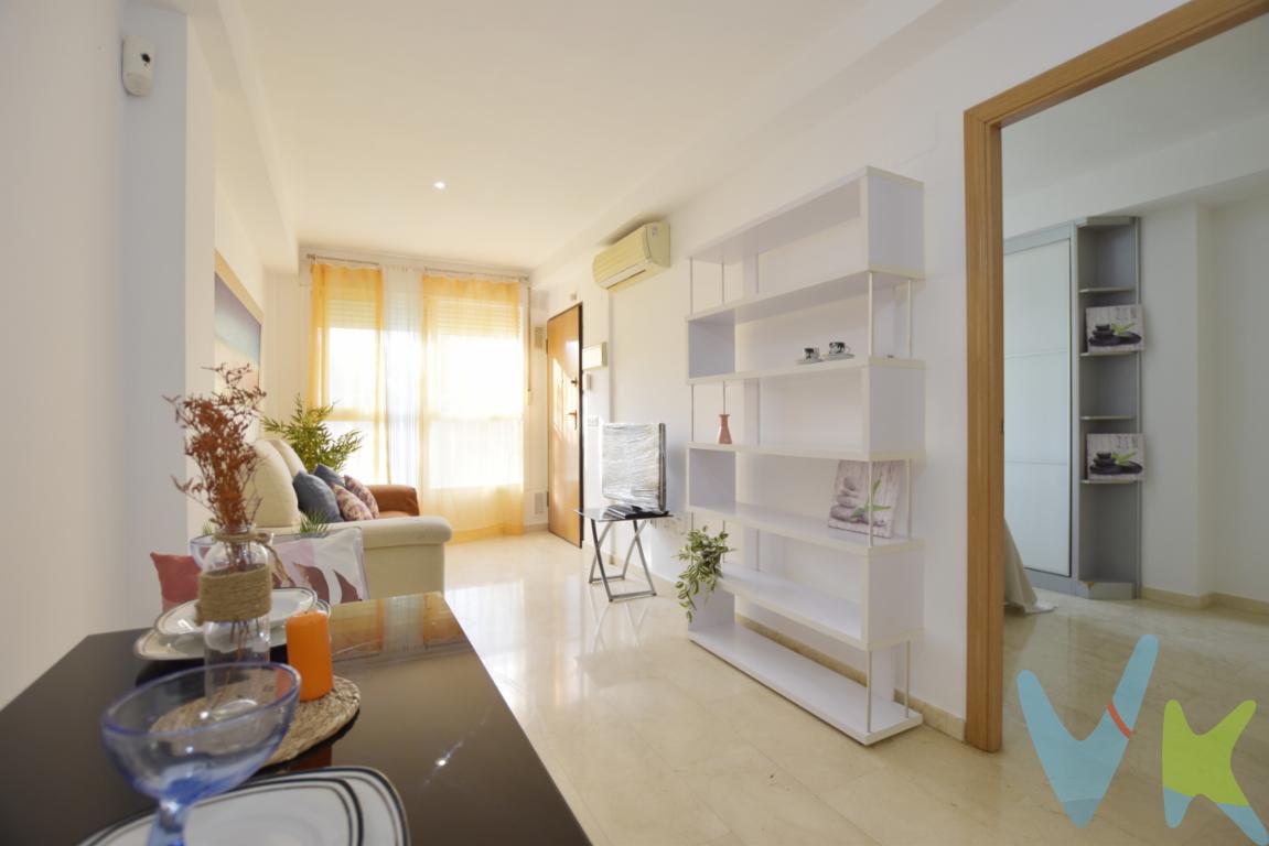 Aprovecha esta oportunidad si quieres independizarte solo o en pareja. Te ofrecemos un apartamento de 1 habitación con entrada independiente desde la calle y frente a una zona ajardinada, conocida por ser muy tranquila la zona y además orientada al este, con brisa y ventilada. La vivienda incluye plaza de garaje y trastero, en el mismo edificdio, además de formar parte de un complejo, de varias viviendas, con piscina comunitaria y spa ideal para sofocar el calor durante los meses de verano. Se accede a la vivienda subiendo cuatro escalones desde la calle, hay cancela y la puerta es blindada, desde la que se accede a un salón-comedor, concepto abierto a la cocina de madera, en la que se incluyen algunos electrodomésticos, así como los muebles de la vivienda, según reportaje de fotos. Las dos ventanas de la calle tienen rejas. La habitación principal cuenta con dos armarios y baño espacioso con mueble y con bañera. Vivirás muy cerca del centro de Rafelbunyol, a cinco minutos andando de la parada del metro L3, a 25 minutos de la ciudad de Valencia y las playas más próximas a 5km. ¡Rafelbunyol está de moda! ¿Quieres más información? llámanos y hacemos tuyo el proyecto nuevo de vida.¿Te gustaría enterarte en primicia de nuestros inmuebles en alquiler y venta? En VIVEKU.ES los publicamos con unos días de antelación.Contamos con 30 años de experiencia acreditada y nuestro objetivo es garantizarle un servicio de compra humano, ético, de calidad, fácil y seguro. Nuestro equipo lo integran agentes con la titulación AIR (Agente Inmobiliario Registrado) y Agentes Certificadores de la categoría Premium en certificación de inmuebles y debidamente registrados en el Registro de Agentes de Intermediación de la CV (RAICV 0743). Consulte en nuestras reseñas de Google lo que opinan los clientes que ya han trabajado con nosotros.El precio NO incluye: Impuestos, gastos de Notaría, registro y honorarios de inmobiliaria.     