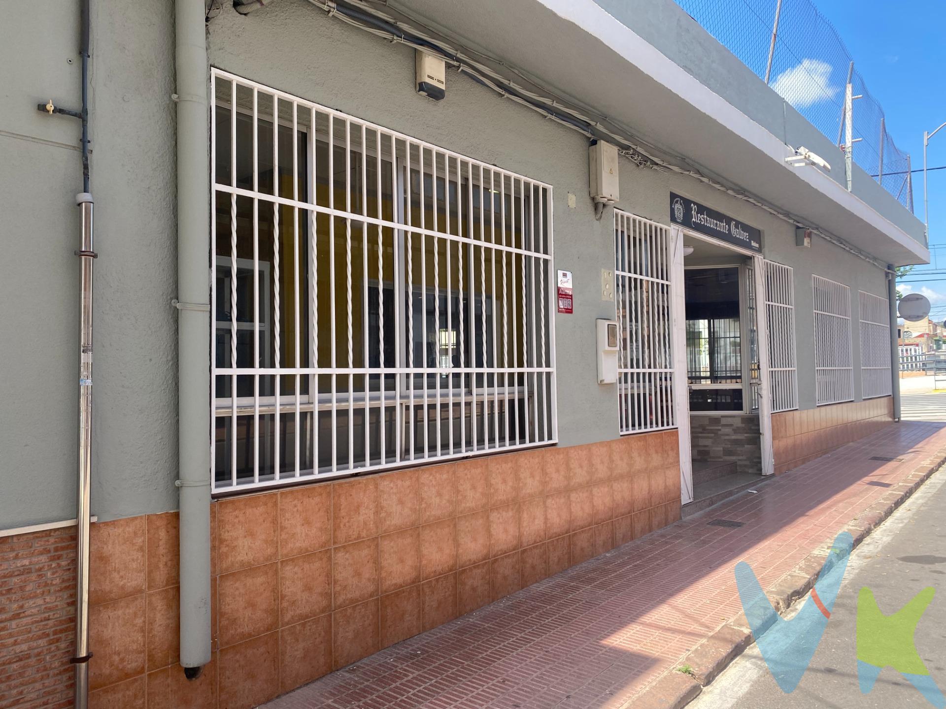 ¡Atención inversores y promotores! Se vende edificio completo con infinitas posibilidades en una ubicación estratégica de Alginet, a un paso de la estación de Metro, conectándote directamente con Valencia en pocos minutos. El inmueble cuenta con una superficie parcelaria de 394 m². Actualmente con una construcción en planta baja en estado de origen, con posibilidad de construir viviendas nuevas en planta primera y planta segunda, lo que representa el lienzo en blanco perfecto para diseñar un proyecto de promoción de viviendas nuevas.
