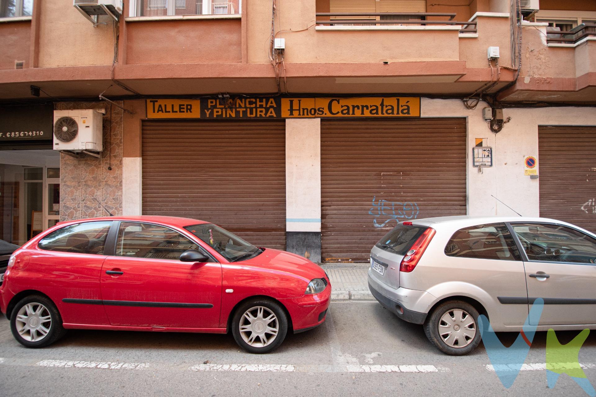 Se ofrece amplio local comercial en la Calle 25 de Abril de Torrent, ubicado en una zona consolidada y rodeada de todo tipo de servicios y comercios. El local dispone de 166 m² completamente diáfanos, ofreciendo un espacio versátil y con múltiples posibilidades para adaptarlo a diferentes tipos de actividad. Cuenta con entrada mediante dos puertas, buena altura interior, un baño independiente y un altillo actualmente acondicionado como despacho u oficina. Su distribución abierta permite diseñar el espacio a medida, ya sea para comercio, almacén, academia, gimnasio, oficinas, exposición o cualquier proyecto profesional. Se encuentra a tan solo unos minutos andando de la estación de metro Torrent Avinguda, con excelente conexión al centro de Torrent y Valencia. Además, en los alrededores encontrarás supermercados, cafeterías, farmacias, colegios, paradas de autobús y todo tipo de servicios que aportan comodidad y movimiento a la zona. Imagínate creando aquí tu propio negocio, dando forma a ese proyecto que llevas tiempo pensando o invirtiendo en un espacio con gran potencial en una de las zonas más prácticas y accesibles de Torrent. Un local amplio, con personalidad y listo para adaptarse a tus ideas. El local no dispone de salida de humos, por lo que no es apto para actividades de restauración que la requieran. No obstante, resulta ideal para una amplia variedad de negocios y usos profesionales. Actualmente no dispone de suministros de luz ni agua dados de alta. Ahora es el momento de convertir ese proyecto en realidad. Ven a verlo y descubre todo el potencial que puede ofrecerte este espacio. Mobiliario, vehículos y otros elementos decorativos y personales de la propiedad no incluidos. Impuestos, gastos de compraventa, intermediación y financiación no incluidos.