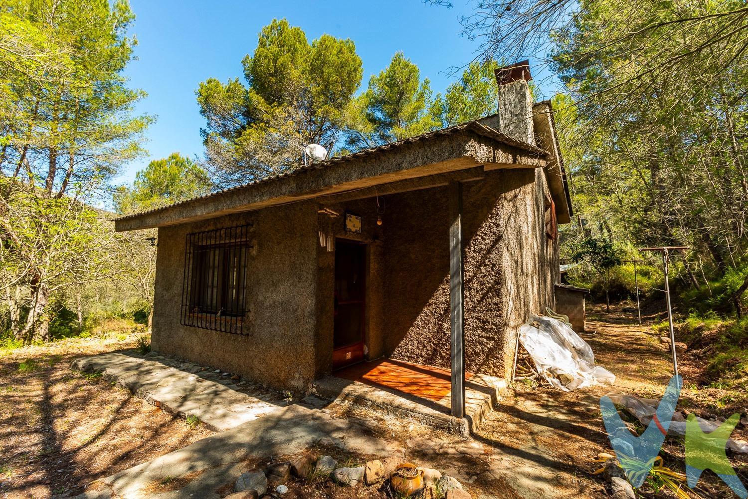 En el paraje natural del Desierto de Las Palmas, entre los municipios de Cabanes-Benicasim y Castellón capital se encuentra este idílico paraje para disfrutar de la naturaleza en estado puro. La vivienda está rodeada de una pequeña comunidad de otras cuatro viviendas cercanas y de otras más alejadas que están situadas en el camino hasta llegar a este lugar; tiene una extensión de terreno de          hectáreas, es decir, diez mil metros, que hace que se pueda disfrutar tanto del propio terreno como del paraje que lo rodea; ideal para hacer caminatas por la zona y para reunirse con familiares y amigos  en un lugar precioso. La pequeña comunidad de la zona son paisanos del lugar o vecinos que vienen a pasar temporadas y que les gusta la naturaleza y disfrutan de la misma siempre que pueden tener unos días de vacaciones. La masía dispone de una planta baja con comedor, cocina y una habitación y baño, y mediante una escalera se accede a la buhardilla donde tiene una amplia habitación con vistas a la montaña. Ideal para escaparse del mundanal ruido y dejarse embriagar por la naturaleza, teniendo a veinte minutos en coche el municipio de Benicasim con todos los servicios a su alcance. Por mandato expreso del propietario comercializamos este inmueble mediante contrato de multi-exclusiva, por el cual numerosas agencias colaboradoras, nacionales e internacionales, ofrecen esta vivienda a sus potenciales compradores, todo ello garantizando un servicio de calidad, un trato fácil, sencillo y sin interferencias de terceros, ya que la gestión es a través de nuestra agencia. *Impuestos, gastos de compraventa tales como honorarios agencia y financiación no incluidos. 