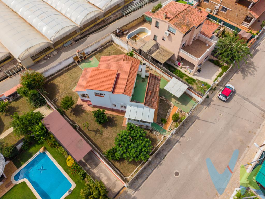 Descubra el equilibrio perfecto entre tranquilidad y excelente ubicación en este hogar en Creixell. Diseñada para disfrutar de una gran calidad de vida, esta propiedad combina la calidez de una construcción sólida con espacios funcionales llenos de posibilidades. Además, se vende completamente amueblada, lista para entrar a vivir.Espacios pensados para el día a díaLa vivienda, de 103 m² construidos (80m² útiles) perfectamente aprovechados, cuenta con un diseño luminoso y acogedor. La planta baja alberga dos habitaciones, salón comedor, baño, cocina y porche cerrado con aluminio, ideal para hacer vida en planta baja. En la segunda planta hay una tercera habitación amplia con un segundo baño y salida a una terraza, ideal para garantizar el descanso, la privacidad y el confort de toda la familia. Con un gran potencial para personalizar cada rincón a su gusto.Exteriores y comodidades prácticasJardín privado: Para relajarse al aire libre, compartir comidas en familia junto a una barbacoa o simplemente disfrutar del buen clima.Garaje y trastero: La comodidad de un aparcamiento seguro con acceso directo y un espacio extra de almacenamiento que garantiza el orden en el hogar.El verdadero lujo de esta propiedad reside en su entorno: situada a tan solo 3 minutos andando de la playa, le permitirá disfrutar del mar y del paseo marítimo en cualquier momento del día, rodeado de un ambiente sereno.Ya sea como residencia habitual o como refugio de descanso, esta casa lo tiene todo para convertirse en el hogar de sus sueños. Le invitamos a visitarla y enamorarse de su próximo hogar junto al mar.El precio indicado corresponde al PVP (Precio de Venta al Público).Los gastos adicionales derivados de la compraventa como los de notaría, registro de la propiedad e Impuesto de Transmisiones Patrimoniales (ITP)no están incluidos en el PVP. Estos gastos pueden variar según el precio final de la operación y la normativa aplicable, ya que se calculan sobre la base imponible del valor de transmisión del inmueble.API: 659 AICAT: 2268 ANTONIO MIGUEL GIL LLABERIA  - VIVENDEX REUS PARTNERS SL   