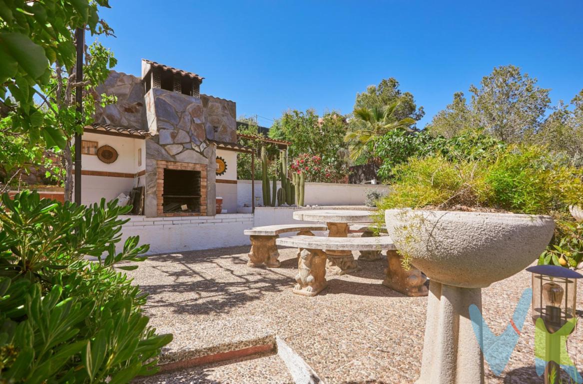 ¡No pierdas la oportunidad de hacer de esta propiedad tu nuevo hogar o tu próxima inversión!..Bonita casa independiente, reformada y con Licencia Turística en Olivella...La propiedad ofrece una combinación perfecta entre la comodidad y la tranquilidad. Con una superficie de 215.00 metros cuadrados construidos y una generosa parcela de 956 metros cuadrados, esta casa es un oasis de privacidad...Ubicada en una urbanización tranquila y rodeada de naturaleza, esta casa ofrece vistas despejadas a las montañas circundantes, creando un entorno idílico para aquellos que buscan escapar del bullicio de la ciudad sin renunciar a la comodidad de la vida moderna...La propiedad ha sido completamente reformada hace solo 3 años, garantizando un ambiente moderno y funcional en cada rincón. ..Gracias a sus espacios exteriores, disfrutarás del aire libre en su amplio jardín con distintos ambientes y zona de barbacoa, porche y piscina, creando una atmósfera de relajación y entretenimiento al aire libre para disfrutar solo, con familiares o con amigos del magnífico clima de la zona...La casa tiene 4 habitaciones, 3 de ellas dobles, 2 baños completos, cocina abierta a salón, garaje y jardín...Cuenta con aire acondicionado frío/calor por conductos en la planta superior (nuevo) y chimenea en la planta baja, un toque acogedor en las noches más frescas!..Dispone de cerramientos de ventanas de PVC con cámara y doble vidrio, rejas, iluminación exterior con domótica, instalación de fibra óptica, pozo y depósito fluvial de 8 mil litros, sistema domótico de recirculación de agua caliente, doble tabique con capa de insonorización en todas las paredes interiores de la casa, cuadro eléctrico nuevo y piscina de cloración salina. Además, tiene Licencia Turística, ofreciéndote la posibilidad de obtener ingresos adicionales...Llámanos y te organizamos una visita!..El precio en el anuncio no incluye impuestos de compra (ITP, IVA , AJD), ni los gastos de Notaría y Registro de la Propiedad. La información visual y documental del anuncio no tiene carácter contractual y puede no ser del todo precisa. El mobiliario y el equipamiento que se muestra en las imágenes no está incluido en el precio de venta.