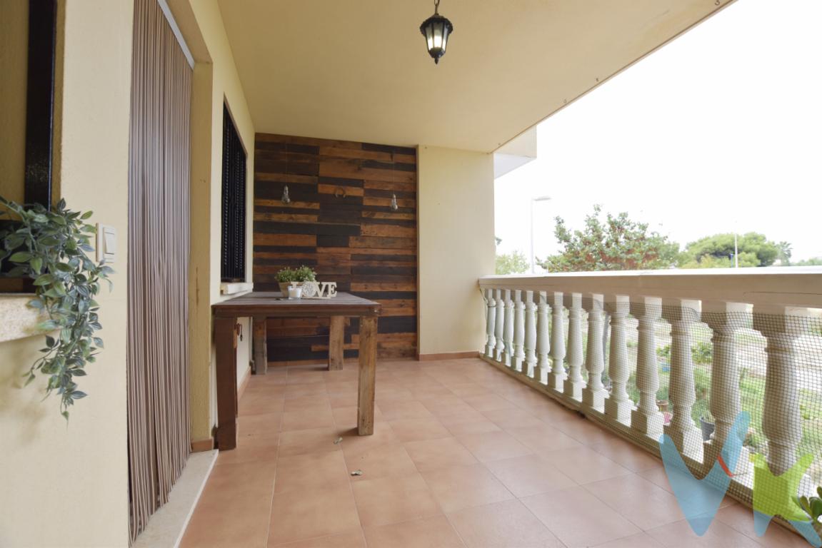 Te proponemos una propiedad en Puçol, lindando con la Marjal dels Moros, zona protegida de gran valor medioambiental y  junto al mar con vistas a la playa. Vivirás todo el año en un enclave natural, autóctono y a la vez disfrutando de los 2km de playa y con un paseo marítimo que recorre de norte a sur. La hostelería y la densidad medio-baja de esta playa de l´Horta Nord, situada a 30 minutos de Valencia aproximadamente, la convierten en perfecta para los que buscan relax y descanso tras una jornada laboral. La casa está distribuida en tres plantas, tipo adosado, con buhardilla abierta pero sin acondicionar, 2 terrazas, una a la entrada cubierta y otra, en planta ático, sumando ambas un total de 27m2. También dispone de placas solares, dos aires acondicionados, tipo split, así como parking en semisótano de unos 50m2, tipo box cerrado, con espacio para más de 2 coches, espacio para trastero o tener un hobby... etc. En planta baja, se distribuye en salón comedor, aseo y cocina con salida a un patio de unos 11m2, ideal para lavadero, tendedero o espacio para las mascotas. Dispone de tres habitaciones, dos dobles con vistas a la playa y muy cerca de una zona ajardinada con parque infantil para los más pequeños de la casa. El complejo con 24 viviendas unifamiliares al que se tiene  acceso a una piscina comunitaria para tomar un baño antes o después de ir a la playa o después de darse un paseo a primera hora del día. Lo tienes que ver para comprobar que estás en el lugar perfecto. ¿Hablamos? Llámanos y no pierdas la oportunidad. ¿Te gustaría enterarte en primicia de nuestros inmuebles en alquiler y venta? En VIVEKU.ES los publicamos con unos días de antelación.Contamos con 30 años de experiencia acreditada y nuestro objetivo es garantizarle un servicio de compra humano, ético, de calidad, fácil y seguro. Nuestro equipo lo integran agentes con la titulación AIR (Agente Inmobiliario Registrado) y Agentes Certificadores de la categoría Premium en certificación de inmuebles y debidamente registrados en el Registro de Agentes de Intermediación de la CV (RAICV 0743). Consulte en nuestras reseñas de Google lo que opinan los clientes que ya han trabajado con nosotros.El precio NO incluye: Impuestos, gastos de Notaría, registro y honorarios de inmobiliaria.    