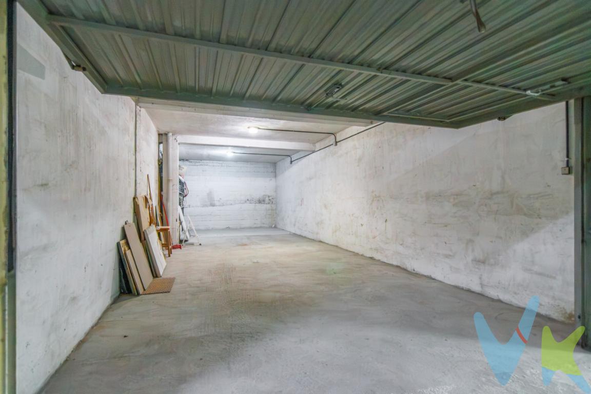 ¿Cansado de dar vueltas para aparcar en Cudillero? Te presentamos la solución perfecta: una espectacular y amplísima plaza de garaje situada en la Calle Juan Antonio Bravo 20, estratégicamente ubicada junto al Centro de Salud y la Estación de Autobuses (ALSA).Puntos fuertes del inmueble:Superficie extraordinaria: Cuenta con 55 m² de superficie de aparcamiento (100 m² construidos con elementos comunes), ofreciendo un espacio holgado sin precedentes en la zona.Gran versatilidad: Debido a sus dimensiones, es perfecta para vehículos grandes, furgonetas, motos, o incluso para utilizar parte del espacio como zona de almacenamiento / trastero.Ubicación inmejorable: Situada en una de las vías principales de acceso a la villa, evitando el tráfico denso del centro histórico y con fácil maniobrabilidad.Comodidad garantizada: Olvídate del estrés de buscar sitio en temporada alta, fines de semana o durante el verano en uno de los pueblos más turísticos de Asturias.Ideal tanto para uso residencial como inversión de alta rentabilidad para alquiler turístico o vacacional.El precio de venta no incluye los gastos e impuestos derivados de la operación. Corresponden al comprador el pago del Impuesto sobre Transmisiones Patrimoniales (ITP), calculado sobre el valor más alto entre el precio de venta y el valor de referencia catastral, así como los honorarios de notaría y registro según aranceles oficiales, teniendo el comprador libertad para elegir notario. Para consultar los porcentajes del ITP en Asturias puede hacerlo a través de la web oficial de servicios tributarios del Principado de Asturias https://sede.tributasenasturias.es/sites/sede/default/es_ES/Que-quieres hacer/Transmisiones-Patrimoniales-y-AJD. Asimismo, el comprador asumirá los gastos de tasación y costes bancarios si precisa hipoteca, junto con unos honorarios de mediación del 500 más IVA. Por su parte, el vendedor asumirá el pago de la plusvalía municipal y los honorarios de intermediación. Este anuncio es meramente informativo y los interesados tienen derecho a solicitar la documentación adicional del inmueble conforme a la normativa vigente. 