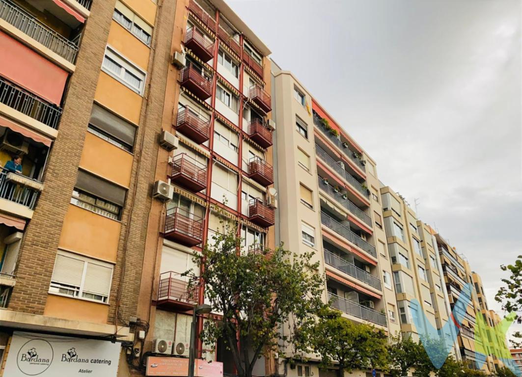 Local de Alquileres de Trasteros Se ofrece en venta un bajo perfectamente acondicionado para la gestión de alquiler de  trasteros, situado en la calle Alcacer, una zona de fácil acceso, próxima a la Avenida del Cid. Este espacio cuenta con un total de 11 trasteros de diferentes tamaños, todos ellos actualmente con alquiler en vigor.El local se distingue por su rentabilidad mensual, sin necesidad de dedicación y con el mínimo esfuerzo .Características destacadas:Acceso fácil y cómodo: Rampa y escaleras para acceder a ellos, también acceso por ascensorSeguridad garantizada: Alarma conectada a la central //  cámaras de vigilanciaExcelente ubicación: calle amplia ,  próxima Avenida del CidTrasteros versátiles: 11 unidades de almacenamientoGran puerta de acceso: Facilidad de  carga y descargaNo dudes en contactar con nosotros para más información. Estaremos encantados de atenderle. Agencia Registrada con el Nº 89 en el Registro Obligatorio de Agentes Inmobiliarios de la Comunitat Valenciana. Puede consultar en la web de la GVA:La oferta está sujeta a cambios de precio o retirada del mercado sin previo aviso. Este anuncio en su conjunto, incluyendo textos, fotos, imágenes o cualquier otro contenido del mismo, no es vinculante dado que la información es ofrecida por terceros y puede contener errores. Se muestra a título informativo y no contractual. El precio no incluye lo siguiente: Honorarios de la agencia inmobiliaria, impuestos (IVA, ITP) y otros gastos de la Compraventa (notaria, gestoría y registro).Por mandato expreso del propietario, comercializamos este inmueble en exclusiva, lo que le garantiza el acceso a toda la información, a un servicio de calidad, un trato fácil, sencillo y sin interferencias de terceros. Por este motivo, se ruega no molestar.