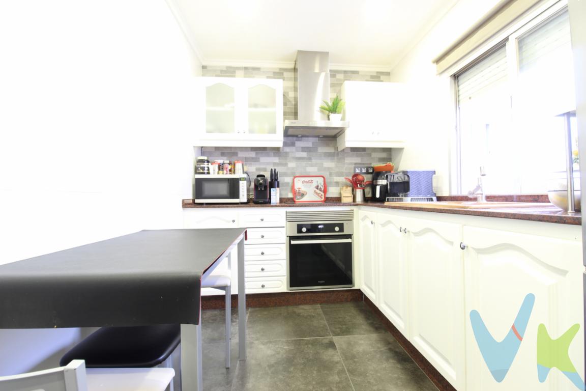 Se vende  esta vivienda ubicada en una de las mejores zonas del centro de Paterna.✅ Inversión con proyección: garantizamos valor de venta en valores reales de mercado. ⸻🔹 Características principales:   2ª planta en edificio familiar de 3 alturas (planta baja + 2)   107 m² construidos   3 habitaciones | 1 baño completo   Salón comedor con salida a balcón exterior   Cocina independiente con zona de lavado    Buena ventilación y luz natural   Vivienda en perfecto estado, lista para entrar a vivir   Derecho de uso exclusivo del 50% de la terraza comunitaria (107 m²)⸻🚗 Opcional: Plaza de garaje en el mismo edificio   50% del garaje (53,5 m²): 30.000 EUR   100% del garaje (107 m²): 60.000 EUR  ( el local se puede segregar )  OFERTA ESPECIAL SI SE ADQUIERE LA TOTALIDAD DEL EDIFICIO, DOS VIVIENDAS Y LOCAL - GARAJE DE 157 METROS CUADRADOS CONSTRUIDOS - DESCUENTO DEL 5% DEL PVP DEL IMPORTE DE LA SUMA DE TODOS LOS INMUEBLES. ⸻📍 Ubicación privilegiada, rodeada de todos los servicios, comercios, transporte y vida de barrio. Una excelente ocasión para invertir hoy en tu hogar del mañana.📞 ¡Contacta ya para más información o para concertar visita!Este inmueble ha sido certificado para su venta en el Servicio Inmuebles Certificados de la Asociación Inmobiliaria de la Comunitat Valenciana por profesional acreditado en el Registre d¨Agents d´Itermediació Inmobiliaria de la Comunitat Valenciana  RAICV 0008  ( https://sforms.gva.es/sformssistemaexplotacion/servletObtenerXMLns/ObtenerXMLorig?formulario=62953&SF_SIS_ICP=1&ssl_redireccionado=true&idsesion=1752053546541). Para ofrecerle la máxima calidad en servicios inmobiliarios y seguridad jurídica en sus compraventas.La propiedad ha confiado la gestión de venta bajo la modalidad de contrato estándar del Servicio de Inmuebles Certificados de ASICVAL denominado exclusiva compartida o multi exclusiva, por lo que rogamos las peticiones de colaboración en la venta se realicen a través de agencias asociadas a dicho servicio.El precio publicitado es el Precio Venta al Público que será el importe de Escrituración Pública de la Compraventa. No obstante deben saber que toda compraventa tiene asociados unos gastos que se  deberán sumarse al importe indicado  como PVP o Escrituración que dará como resultado el Valor de Adquisición ( Valor de Adquisición es la suma del PVP o de Escrituración más todos los gastos asociados a la compraventa ). Este PVP publicado o de venta no incluye los honorarios de gestión e intermediación inmobiliaria a cargo del comprador, ni gastos de notaria ni registro de la propiedad ( que están sujetos a aranceles y varían dependiendo del precio de escrituración ) , así como el Impuesto de Transmisiones Patrimoniales que parte de un tipo general del 10% del precio de escrituración, aunque dicho tipo general puede tener bonificaciones de acuerdo a diversos condicionantes personales y económicos ( ver enlace https://hisenda.gva.es/va/web/tributos/beneficis-fiscals-2025). Si desea mayor información o más concreta atendiendo a sus condiciones particulares no dude en pedir asesoramiento a su agente de compra que le resolverá cualquier duda al respecto