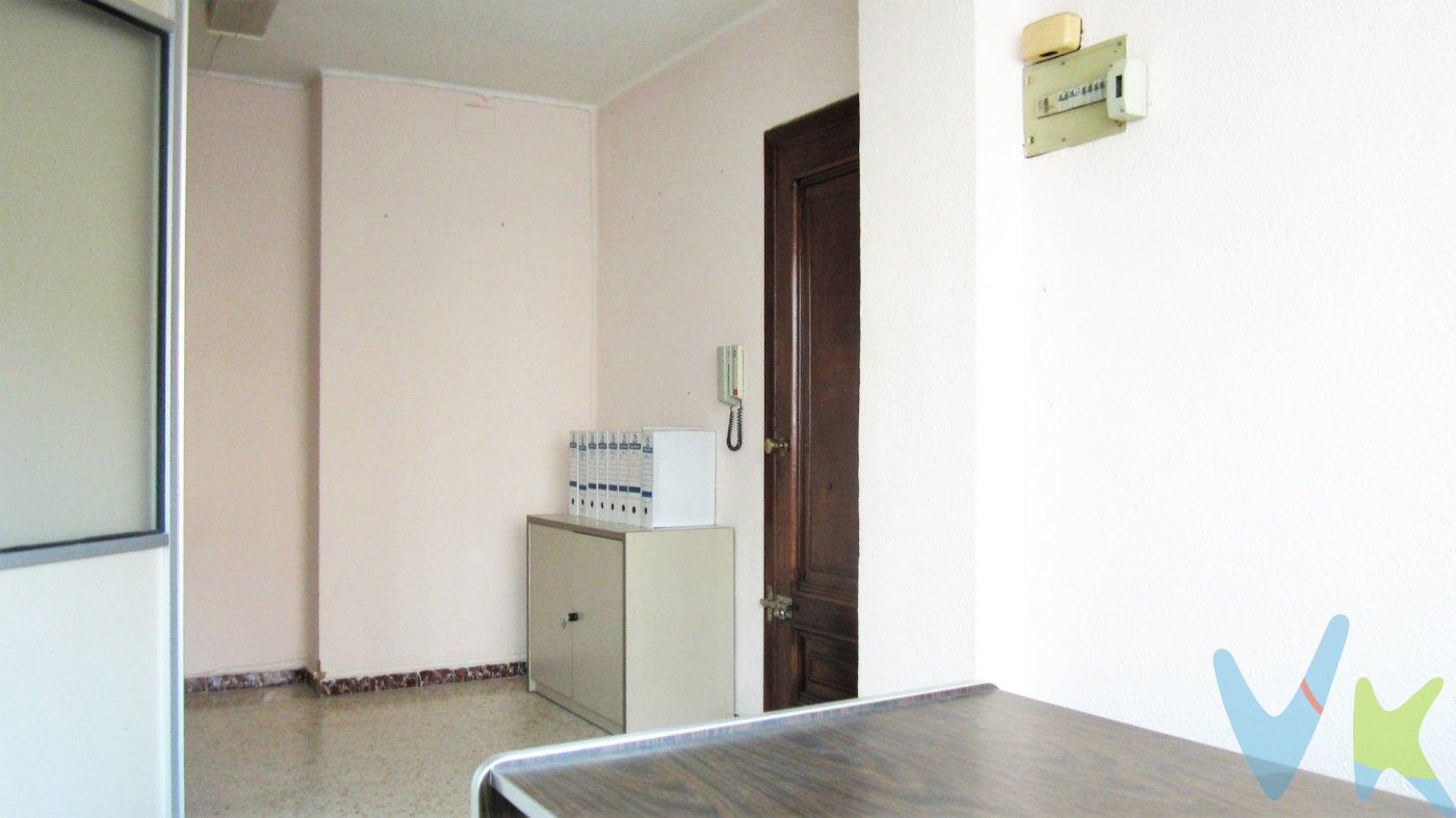 Local en entreplanta de edificio con nueve plantas y una antigüedad que data de 1.975.  Orientación Suroeste y separado 57 metros del edificio más próximo, que unido a la amplitud de huecos de fachada garantiza una especial luminosidad de las estancias.  Distribuido interiormente en tres oficinas con 43, 44 y 38 metros útiles respectivamente y conectados a través de pasillo común, al que se accede desde zaguán privativo y escalera. Comparten además dos aseos independientes.  Buen estado de conservación y uso polivalente por su configuración y superficie.  Situado frente a plaza pública, rodeado de todo tipo de servicios y transporte público, a escasos 600 metros del centro urbano.
