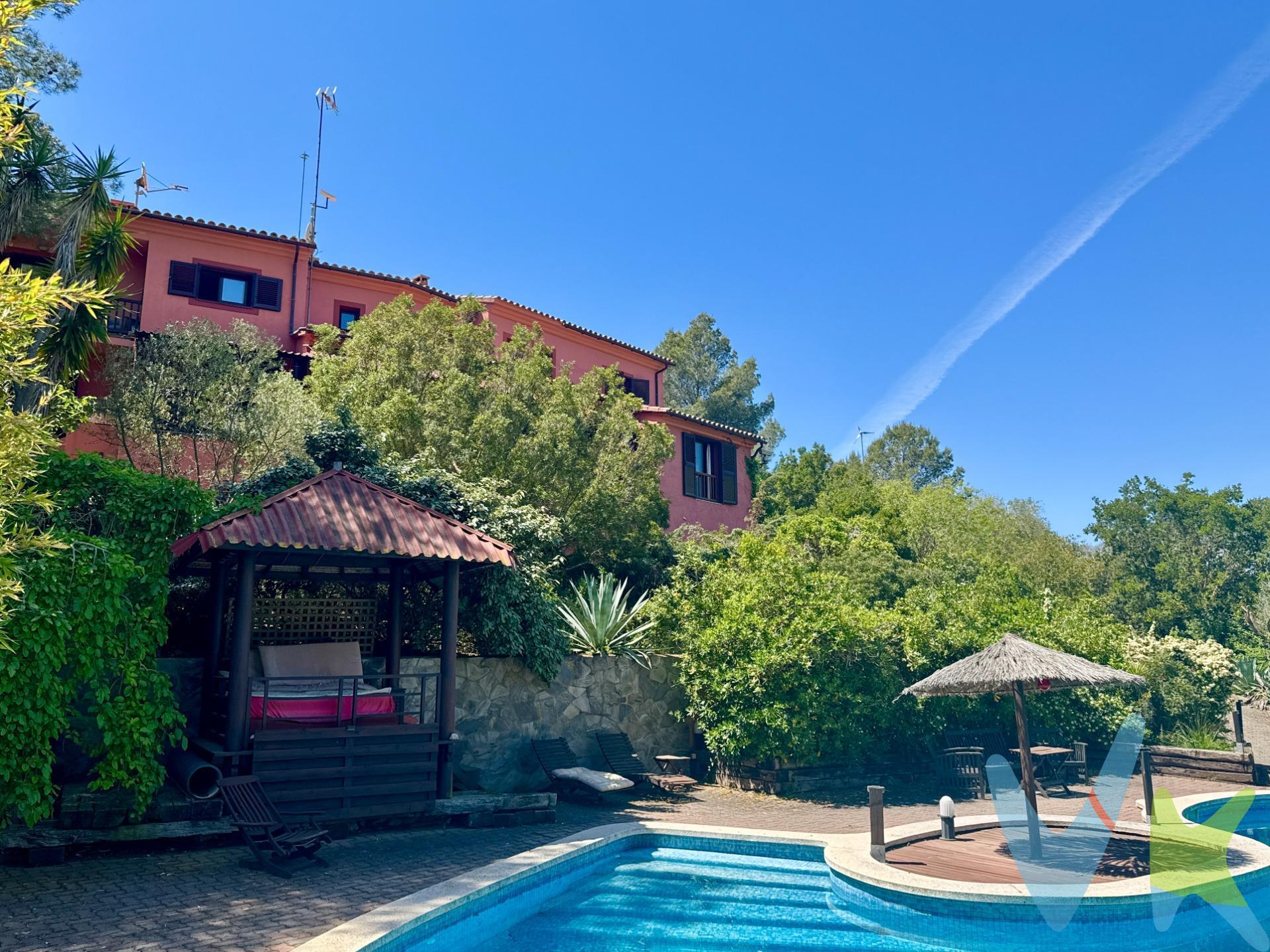 Presentamos esta espectacular propiedad situada en la tranquila y privilegiada zona de la Plana Novella, Olivella, ideal para quienes buscan privacidad, naturaleza y amplitud, sin renunciar a la comodidad. La vivienda cuenta con 350 m² construidos distribuidos en dos plantas, diseñadas para ofrecer funcionalidad y confort en cada espacio. En la planta principal, a pie de jardín, encontramos un amplio y luminoso salón con chimenea y salida directa a un acogedor porche, perfecto para disfrutar del entorno natural durante todo el año. La cocina, de generosas dimensiones, permite comer en ella cómodamente. En esta planta también se ubica una habitación con vestidor y baño completo, un aseo de cortesía y un garaje con espacio para un vehículo y zona de almacenamiento. La vivienda destaca por sus acabados de alta calidad, con suelos de madera tropical de jatoba y baños revestidos en madera de teca, aportando calidez y elegancia a toda la casa. En la planta inferior, encontramos la zona de descanso adicional, compuesta por tres habitaciones, una de ellas en suite, y un segundo baño completo tipo francés, distribuido en diferentes ambientes para mayor comodidad. Esta planta dispone además de una segunda cocina equipada y una exclusiva zona con jacuzzi y sauna. Como valor añadido, la propiedad incluye un loft independiente con acceso privado, ideal para invitados, alquiler o uso profesional. Este espacio cuenta con cocina equipada, baño completo, zona diáfana de salón-dormitorio y balcón. La finca se asienta sobre una impresionante parcela de 7.076 m², resultado de la unión de cinco parcelas, ofreciendo un entorno natural único con jardín consolidado, piscina privada y múltiples zonas chill-out. Su excelente orientación garantiza luz natural durante todo el día. . Entre sus equipamientos destacan la calefacción de gasoil y la instalación de placas solares, que aportan eficiencia energética, un horno de leña, un invernadero y espacios adicionales actualmente habilitados como zona chill-out, zona de herramientas y oficina de trabajo. . Una propiedad singular, perfecta como residencia habitual o segunda vivienda, en un entorno natural incomparable a pocos minutos de la costa. Posibilidad de construir en dos de las parcelas ( sujeto a normativa urbanística ). . NOTA :. En los importe ofertado no están incluidos los impuestos ni las tasas que se aplican en la compraventa o alquiler ni ninguno de los gastos de formalización. Las fotografías, vídeos y demás documentación gráfica pueden no corresponder con la realidad, sí como los metrajes y superficies no tienen carácter contractual. Salvo que se indique específicamente, los muebles y el equipamiento que aparecen en los anuncios no están incluidos en el precio. Tampoco están incluidos en el precios los gastos e impuestos de formalización de la compraventa : IVA, ITP, Notario, Registro, etc.