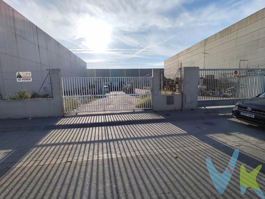 SOLAR INDUSTRIAL DE 674 M² EN VENTA EN BENAGUASIL  160.000 En JILALI Inmobiliaria te presentamos esta parcela situada en calle Paterna, 28, de Benaguasil, en un entorno de naves y actividad industrial.Cuenta con una superficie gráfica de 674 m² según Catastro y 675 m² según escritura. Presenta forma rectangular, frente a la calle, cerramiento frontal con murete y malla metálica, y puerta de acceso para vehículos. Dispone de acera pavimentada en su frente.La escritura describe la parcela como suelo urbano de uso industrial. Una opción para quienes buscan un terreno donde estudiar la implantación de su proyecto empresarial, sujeto a la comprobación municipal de los usos permitidos, la edificabilidad y las condiciones urbanísticas aplicables.PRECIO DE VENTA: 160.000 Contacta con JILALI Inmobiliaria para ampliar información y concertar una visita. Te acompañamos en la revisión de la documentación y durante todo el proceso de compra.Teléfono: 646 72 70 51 www.jilaliinmobiliaria.com??La maquinaria, los vehículos y los materiales que aparecen en las fotografías no se ofrecen como parte de la venta. Las condiciones de entrega se concretarán con la propiedad.Impuestos y gastos de compraventa no incluidos. Los posibles honorarios a cargo del comprador se informarán y pactarán previamente a la contratación de cualquier servicio.         