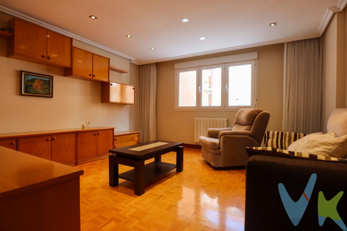 🏡 Piso en venta en la zona de mayor expansión de Oviedo, próximo al HUCA  ideal como inversión. 3 dormitorios, 2 baños, listo para vivir y con GARAJE.Ponemos a la venta este fantástico piso situado en una de las zonas con mayor proyección y crecimiento de Oviedo, próximo al HUCA, en un entorno tranquilo, perfectamente comunicado y rodeado de todos los servicios que puedas necesitar en tu día a día.La vivienda destaca por su excelente distribución, sin pasillos interminables, lo que permite aprovechar al máximo cada metro cuadrado. Dispone de un amplio hall de entrada que da paso a las distintas estancias:3 dormitorios de buen tamaño y muy luminosos.Acogedor salón.Cocina independiente totalmente amueblada y equipada con todos los electrodomésticos1 baño completo reformado y 1 aseo con ventana.El piso se encuentra en perfecto estado de conservación. Se vende semiamueblado, tal y como aparece en las fotografías.Uno de sus grandes puntos fuertes es que se trata de una vivienda totalmente exterior, con gran luminosidad y sol durante todo el día y vistas completamente despejadas, que aportan sensación de amplitud y bienestar.Además, el precio incluye una cómoda plaza de garaje en el mismo edificio, a la que se accede directamente desde el ascensor, lo que aporta un valor añadido muy importante en la zona.📍 En cuanto a la ubicación, la vivienda está situada en una zona residencial en plena expansión, con excelente comunicación y todos los servicios al alcance: supermercados, colegios, instituto, centros de salud, parques infantiles, zonas verdes, instalaciones deportivas y parada de autobús urbano justo enfrente.💰 Actualmente el piso se encuentra alquilado, con un contrato en vigor al que le restan 3 años. Los inquilinos son serios y puntuales en sus pagos, lo que garantiza una rentabilidad segura desde el primer día, sin preocuparse por buscar nuevos arrendatarios.En definitiva, una vivienda con todas las comodidades, muy cuidada, bien ubicada y con inquilinos solventes ya establecidos. ¡Una inversión rentable y segura!No incluido en el precio el impuesto de transmisiones patrimoniales y los gastos de notaría y registro.