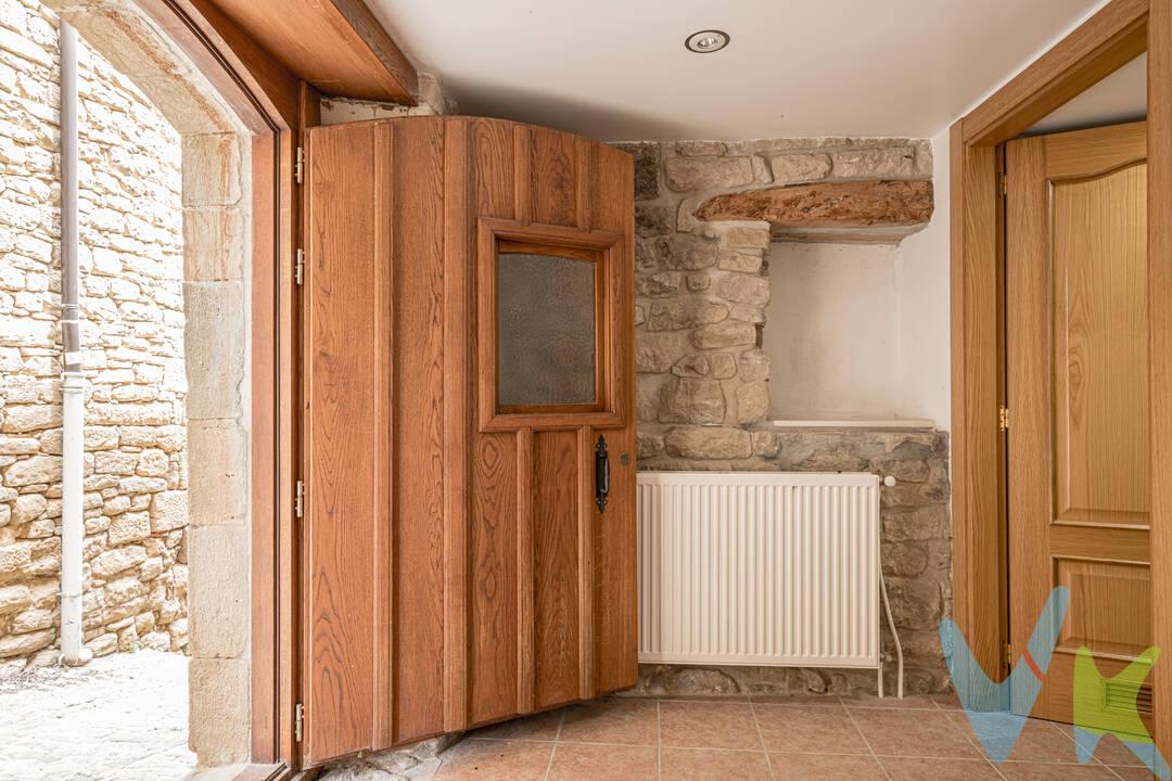 Si desea adquirir una vivienda muy especial en un entorno rural, tranquilo y dentro de un enclave de gran valor histórico, esta casa es sin lugar a dudas la casa que está buscandoSe trata de una casa que ha sido rehabilitada en su totalidad, absolutamente a estrenar y con las comodidades de una nueva edificación. Sin embargo conserva su valor histórico ya que en la rehabilitación se ha sido extremadamente cuidadosos con los elementos arquitectónicos que le dan esa singularidad, destacando sus muros de piedra que han quedado visibles tanto en el exterior como en el interior de la casaEsta vivienda se encuentra enclavada en pleno casco histórico de la Villa medieval de Ujue / Uxue, muy cercana a la Iglesia-Fortaleza de Santa María de Ujue (monumento histórico muy popular y turístico). En este municipio se conserva el aspecto medieval de sus calles, plazas y casasEn cuanto a la distribución interior de la casa, cuenta con una planta baja destinada a zona común de la vivienda (estar, comedor, aseo y cocina) con acceso a una amplia terraza exterior con vistas panorámicas del entorno. Por otra parte, cuenta con 4 dormitorios que disponen de zona de estar y baño individual a modo de pequeños estudios en las 2 plantas superiores. La planta sótano está destinada a almacén e instalaciones de la casaEsta vivienda es perfecta tanto para aquellos que busquen una vivienda en un entorno privilegiado, como para aquellos que deseen una segunda residencia vacacional o de fin de semana, evitando tener que realizar inversiones en rehabilitación y por un coste mucho menorTambién podrá destinarse a un uso de explotación de turismo rural dado que cuenta con las instalaciones y licencias necesarias para comenzar la actividad desde el primer momentoNo lo dude y acuda a conocer esta casa.