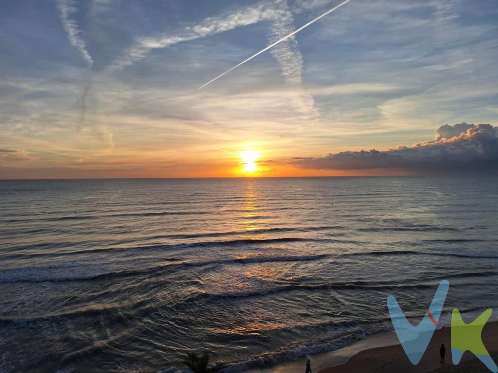 Primera línea de playa, vistas espectaculares, última altura.En la hermosa y tranquila Mareny De Les Barraquetes se encuentra disponible para la venta un espléndido piso que ofrece confort y vistas espectaculares. Situado en la planta 11 de un edificio que data de 1978, El piso cuenta con 162 metros útiles distribuidos de manera funcional en 2 habitaciones que ofrecen un espacio íntimo y acogedor. Adicionalmente, el área construida totaliza 184 metros cuadrados, lo que garantiza un área habitable amplia y generosa que se adapta a múltiples estilos de vida. El edificio, equipado con un ascensor, permite un fácil acceso a la vivienda situada en la última planta, donde se puede disfrutar de vistas impresionantes al mar desde el balcón con preciosos amaneceres. Este espacio exterior es perfecto para disfrutar de las impresionantes puestas de sol, desde la terraza posterior de 24 m2 con impresionantes vistas de la Albufera y la Marjal.Disfruta de zonas comunes con piscina, jardines y zona infantil con columpiosCon una distribución que maximiza el uso del espacio, cada rincón del piso ha sido diseñado pensando en la funcionalidad y el confort. La luz y la corriente natural son a destacar en cada estancia gracias a su alturaEste magnífico piso, ubicado en un entorno que combina tranquilidad y accesibilidad. Su amplia disposición, permite crearse un nuevo hogar con infinitas posibilidades en su distribución que, junto con las vistas excepcionales y las comodidades que ofrece, lo convierten en una propuesta única en el mercado actual.Le invitamos a ponerse en contacto para concertar una visita y conocer en detalle esta maravillosa propiedad. Estamos seguros de que superará sus expectativas. ¡Esperamos su llamada!Se informa que existe disparidad en las medidas del inmueble entre el catastro y el registro de la propiedad, hecho que no impide la transmisión del inmuebleAgencia Registrada con el Nº 1.383 en el Registro Obligatorio de Agentes Inmobiliarios de la Comunitat Valenciana. Puede consultar en la web de la GVA. La oferta está sujeta a cambios de precio o retirada del mercado sin previo aviso. Este anuncio en su conjunto, incluyendo textos, fotos, imágenes o cualquier otro contenido del mismo, no es vinculante dado que la información es ofrecida por terceros y puede contener errores. Se muestra a título informativo y no contractual... El precio no incluye lo siguiente: Honorarios de la agencia inmobiliaria, impuestos (IVA, ITP) y otros gastos de la Compraventa (notaria, gestoría y registro). Por mandato expreso del propietario, comercializamos este inmueble en exclusiva, lo que le garantiza el acceso a toda la información, a un servicio de calidad, un trato fácil, sencillo y sin interferencias de terceros. Por este motivo, se ruega no molestar al propietario, a los ocupantes de la propiedad o a los vecinos. Si usted es agente inmobiliario y tiene un cliente para este inmueble, llámenos: estaremos encantados de colaborar. 