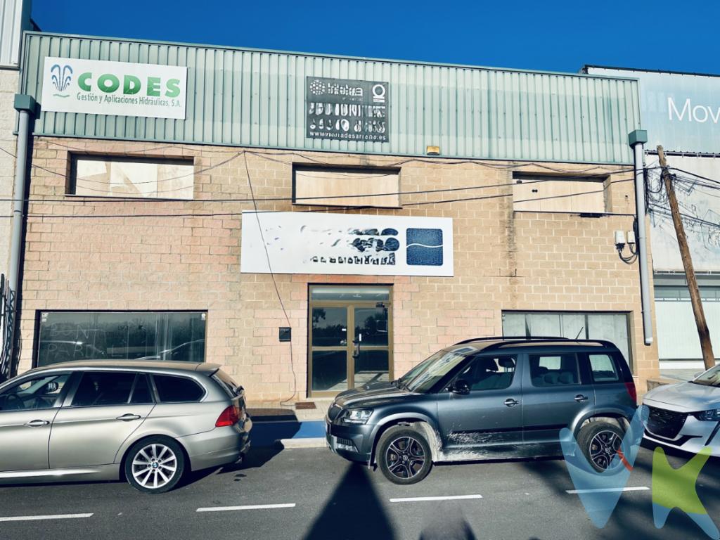  **¡Oportunidad Única en Puçol: Magnífica Nave Industrial en Venta!**Presentamos esta exclusiva nave industrial ubicada en el próspero municipio de Puçol, en primera linea comercial del Poligono Serra Llarga. Con 1200 metros de solar, distribuido en 3 ampllias areas patio de 600 metros zona nave trabajo, 400 metros metros de patio y zona de oficinas en planta baja y planta primera de 600 metros, esta propiedad es el espacio perfecto para llevar su negocio al siguiente nivel. Construida en el año 1995, la nave se encuentra excelentemente mantenida y en condiciones óptimas para cualquier actividad industrial o de almacenamiento que desee emprender.Al ingresar a la propiedad, notará inmediatamente la amplitud funcional y el diseño eficiente que ofrece cada rincón del espacio. La estructura está diseñada para maximizar el aprovechamiento del área disponible, permitiéndole optimizar la distribución de máquinas, mercancía o cualquier otro elemento que necesite.Un valor añadido de esta propiedad es su ubicación estratégica en Puçol, una localidad que no solo ofrece ventajas logísticas, sino que también permite un acceso ágil a los principales centros urbanos cercanos. Su proximidad a la red de transporte público, con una parada de autobús cercana, facilita significativamente el traslado del personal, mejorando así la dinámica diaria de la operación.Además, la zona está dotada de todos los servicios necesarios para un funcionamiento eficiente e ininterrumpido del negocio, incluyendo vías de acceso en excelentes condiciones, que asegurarán el tránsito fluido de mercancías y personal. La seguridad y comodidad de las instalaciones son aspectos cuidadosamente considerados en el diseño de esta estructura, con espacios bien iluminados y de fácil acceso.Para los inversores que buscan una ubicación ventajosa y un inmueble que ofrezca garantías de revalorización a largo plazo, esta nave industrial en Puçol representa una oportunidad ideal. Puçol es conocido por su desarrollo industrial sostenido y por ser un núcleo de actividad empresarial en crecimiento, lo que hace de esta propiedad una inversión estratégica inteligente.No deje pasar la oportunidad de transformar su visión empresarial en realidad con este inigualable espacio industrial. Cada centímetro de esta nave está diseñado para ofrecer la máxima funcionalidad, facilitando así el desarrollo de cualquier empresa que busque establecerse o expandirse en una localización privilegiada.Invitamos a todos los interesados a visitar esta extraordinaria propiedad para que aprecien de primera mano sus múltiples ventajas y características únicas. Contáctenos para agendar una cita y permítanos darle un recorrido personalizado. Con gusto, responderemos cualquier pregunta adicional que pueda tener sobre esta fabulosa nave industrial. No espere más para asegurar el futuro de su negocio en este espacio especialmente diseñado para el éxito. 