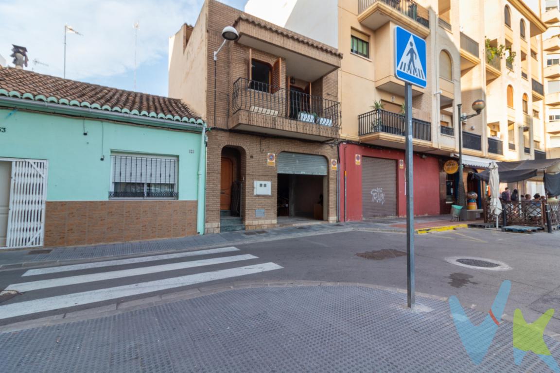CASA EN EL CENTRO DE PUERTO DE SAGUNTO. EXCLUSIVO Atención a esta magnífica oportunidad de adquirir un espectacular casa en el centro de Puerto de Sagunto. Una casa construida en 1994 y reformada a principios de los 2000. Esta propiedad es ideal para aquellos que buscan un hogar con garaje, confortable y bien ubicado. En la planta baja se sitúa el garaje en el que pueden caber hasta dos coche, en función del tamaño, contando con vado en vigor, lo que asegura el estacionamiento sin preocupaciones. La casa cuenta con tres espaciosas habitaciones, perfectas para proporcionar el descanso y privacidad que cada miembro de la familia merece. La planta baja está formada por un amplio comedor, cocina  orientada al sur que se abre a un patio, un dormitorio y un baño completo.La segunda planta, cuenta con 2 habitaciones , otro baño completo y una terraza orientada al norte donde poder disfrutar. En términos de construcción, la vivienda consta de 187 metros cuadrados en total, lo que proporciona una distribución óptima de los espacios. Un elemento que destaca en esta propiedad es su amplitud, el cual es evidente no solo en sus espacios internos, sino también en la experiencia de habitar esta vivienda. Además, la terraza  nos ofrece un agradable lugar para disfrutar del aire libre sin necesidad de salir de casa.La ubicación de esta vivienda es inmejorable, ya que se encuentra en el corazón de Puerto de Sagunto, junto al mercado Municipal, Comisaría de Policía, Tenencia de Alcaldía, Centros Educativos y un sinfin de servicios que te permiten el poder ir incluso andando a hacer tus compras diarias en un entorno tranquilo y relajado. Muy cercana a la playa, a escasos minutos a pie y a dos minutos de un nudo de comunicaciones que te ofrece el tomar diversas vías.En conclusión, quienes visiten esta casa estarán accediendo a una propiedad que combina todas las ventajas que uno puede desear. Desde sus espaciosos interiores hasta su ubicación y todas sus características adicionales, esta casa representa una inversión inteligente para el presente y futuro. Te invitamos a concertar una visita y descubrir personalmente todas las ventajas que esta maravillosa propiedad tiene para ofrecerte.No pierdas la oportunidad de conocer en detalle esta increíble oferta. Estamos a tu disposición para atender todas sus consultas y facilitarle la información adicional que necesites para tomar la decisión de tu vida. ¡Esperamos tu visita con entusiasmo! * En nuestra agencia contamos con el distintivo de Agentes de Intermediación Inmobiliaria de la Comunitat Valenciana (Número de registro RAICV 1394) y cumplimos con todos los requisitos que debe tener un profesional del sector inmobiliario. *Por mandato expreso del propietario, comercializamos este inmueble en exclusiva, lo que le garantiza el acceso a toda la información, a un servicio de calidad, un trato fácil, sencillo y sin interferencias de terceros. Si usted es agente inmobiliario y tiene un cliente para este inmueble, llámenos estaremos encantados de colaborar. *El precio indicado no incluye gastos ni otros conceptos. A tal efecto, se informa que al referido precio habrá que añadirle los gastos propios de la transmisión inmobiliaria, entre los que cabe enumerar los siguientes: honorarios notariales, impuesto al que se encuentre sujeta la transmisión (Impuesto sobre el Valor Añadido o Impuesto sobre Transmisiones Patrimoniales y Actos Jurídicos Documentados, según el caso), gastos de inscripción en el Registro de la Propiedad y honorarios de intermediación de la agencia inmobiliaria.  *¿Qué te ofrecemos en nuestra agencia?  - Agilizamos y hacemos más cómodo el proceso. - ¡Nos ocupamos de todo! Cero preocupaciones. - Recibe apoyo legal y fiscal durante todo el proceso. - Experto inmobiliario 100% a tu lado. - Asistencia post venta ¡Seguimos a tu lado! Ponte en contacto con nosotros para conocerlo todo sobre esta magnífica propiedad, no te arrepentirás, te lo aseguro.Soy José Luis, tu Asesor en  RK GLOBAL INMOBILIARIA. ¿HABLAMOS?