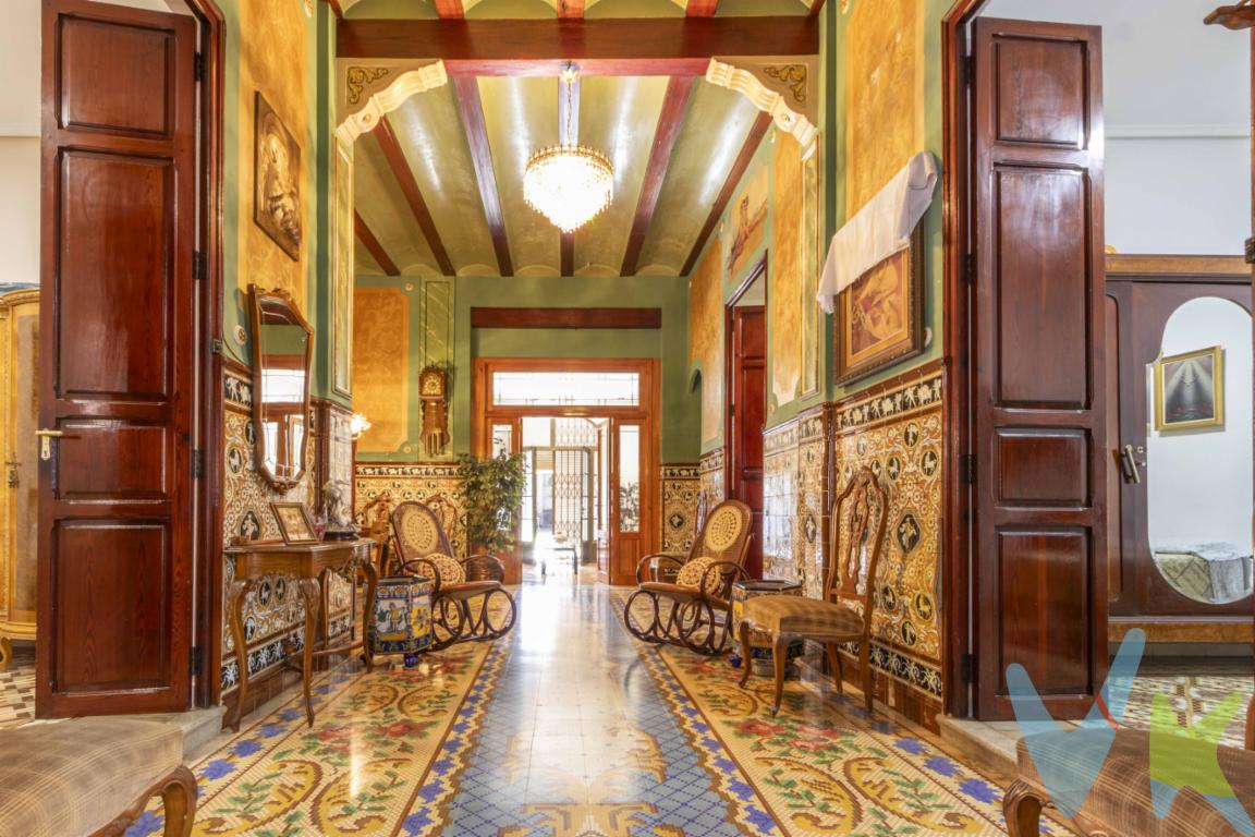  Parcela de 419 m², construcción en planta baja con primera planta diáfana y mucho potencialEn el corazón de Carpesa, una de las pedanías más tranquilas y con encanto de Valencia, te presentamos esta casa de pueblo esquinera, ubicada sobre una amplia parcela de 419 m², ideal para quienes buscan espacio, tradición y posibilidades de ampliación. Se trata de una vivienda que mantiene intactos los elementos arquitectónicos clásicos, como los suelos originales, las puertas de madera y los techos con vigas vistas, que le otorgan una identidad única y auténtica.Espacios cómodos y funcionales en planta bajaToda la vivienda principal se encuentra en planta baja, lo que la hace muy cómoda para el día a día. Dispone de tres habitaciones, además de una cuarta estancia usada como comedor-salón, perfecta para quienes valoran zonas diferenciadas dentro del hogar. El salón principal es acogedor, y la cocina independiente permite organizar el espacio con libertad y mantener el orden sin interferir en las zonas de estar. La vivienda cuenta con dos baños completos, una distribución ideal para familias o para quienes buscan practicidad.Patio amplio y versátilEl gran atractivo de esta casa es su extenso patio, que se divide en zona cubierta y descubierta, ofreciendo múltiples opciones de uso: zona de comedor exterior, jardín, espacio de juegos o incluso para instalar una pequeña piscina o zona chill-out. Gracias a su orientación y su condición esquinera, disfruta de buena ventilación y privacidad.Planta superior diáfana y terrazaLa vivienda también cuenta con una primera planta diáfana, con acceso desde el interior, que ofrece múltiples posibilidades: ampliación del número de estancias, zona de trabajo, estudio, gimnasio o trastero, dependiendo de las necesidades del futuro propietario. Desde aquí se accede a una terraza con buenas vistas y gran potencial como espacio de ocio exterior.Una ubicación que combina lo rural y lo urbanoCarpesa está situada a pocos minutos en coche del centro de Valencia, con buena conexión por transporte público y carretera. Ofrece un entorno tranquilo, con ambiente de pueblo, pero muy cercano a todos los servicios urbanos. Ideal para quienes buscan calidad de vida, sin renunciar a la cercanía de la ciudad.Una casa con carácter, gran parcela y muchas posibilidades para adaptar a tu estilo de vida. No pierdas la oportunidad de conocer esta vivienda en Carpesa. ? Llámanos y agenda tu visita hoy mismo.Se muestra a título informativo y no contractual. El precio no incluye lo siguiente: Honorarios de la agencia inmobiliaria, impuestos (IVA, ITP) y otros gastos de la Compraventa (notaria, gestoría y registro).