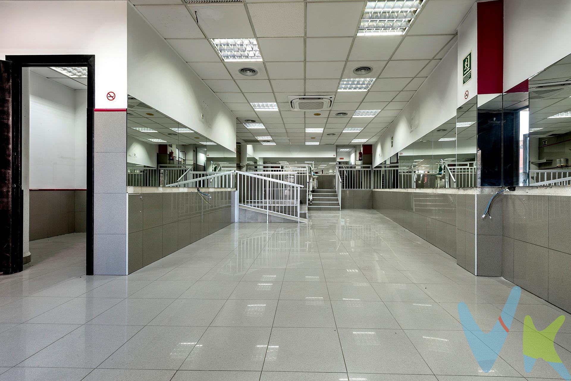 Características que marcan la diferencia. Superficie: 182 m² con gran versatilidad. Distribución: Opción de planta totalmente diáfana. Actualmente tiene 3 salas pequeñas y 1 sala grande. . Accesibilidad: 1 baño completo adaptado para personas con movilidad reducida. Extras: Patio interior de 8 m² (ideal para ventilación o almacenaje). Equipamiento: Instalaciones de electricidad, fontanería y aire acondicionado listas para entrar. Situado en General Luque, unas de las avenidas principales de Inca, visibilidad garantizada. Zona de máximo tránsito: Flujo de peatones y vehículos durante todo el día. Conectividad: Rodeado de servicios esenciales y a unos pasos de la estación del tren. Fácil acceso: Una ubicación que todos conocen y a la que todos saben llegar. ¿Estás listo para dar el salto?. Las oportunidades en las arterias principales de la ciudad no suelen durar mucho. . Si buscas metros cuadrados de calidad, visibilidad y comodidad, este es el lugar. ¡Ven a visitarlo y proyecta aquí tu éxito! Contáctanos hoy mismo para concertar una visita o solicitar más información. El precio de venta indicado no incluye el Impuesto de Transmisiones Patrimoniales (ITP), que será orientativamente del 8 %, ni los gastos notariales y registrales, estimados orientativamente en un 2 % del valor de la compraventa, los cuales deberán ser abonados por la parte compradora al firmar la correspondiente escritura pública. El importe de los impuestos se calcula sobre el precio final que conste en la escritura pública y puede variar en función de la normativa aplicable, así como de las subvenciones, ayudas, edad y demás circunstancias personales del contribuyente. Los honorarios de la agencia inmobiliaria serán asumidos íntegramente por la parte vendedora, no suponiendo coste alguno para la parte compradora. Inmobiliaria Inscrita en el Registre Oficial de Agents Immobiliaris de les Illes Balears con el NUMERO REGISTRO: GOIBE747077/2024. 