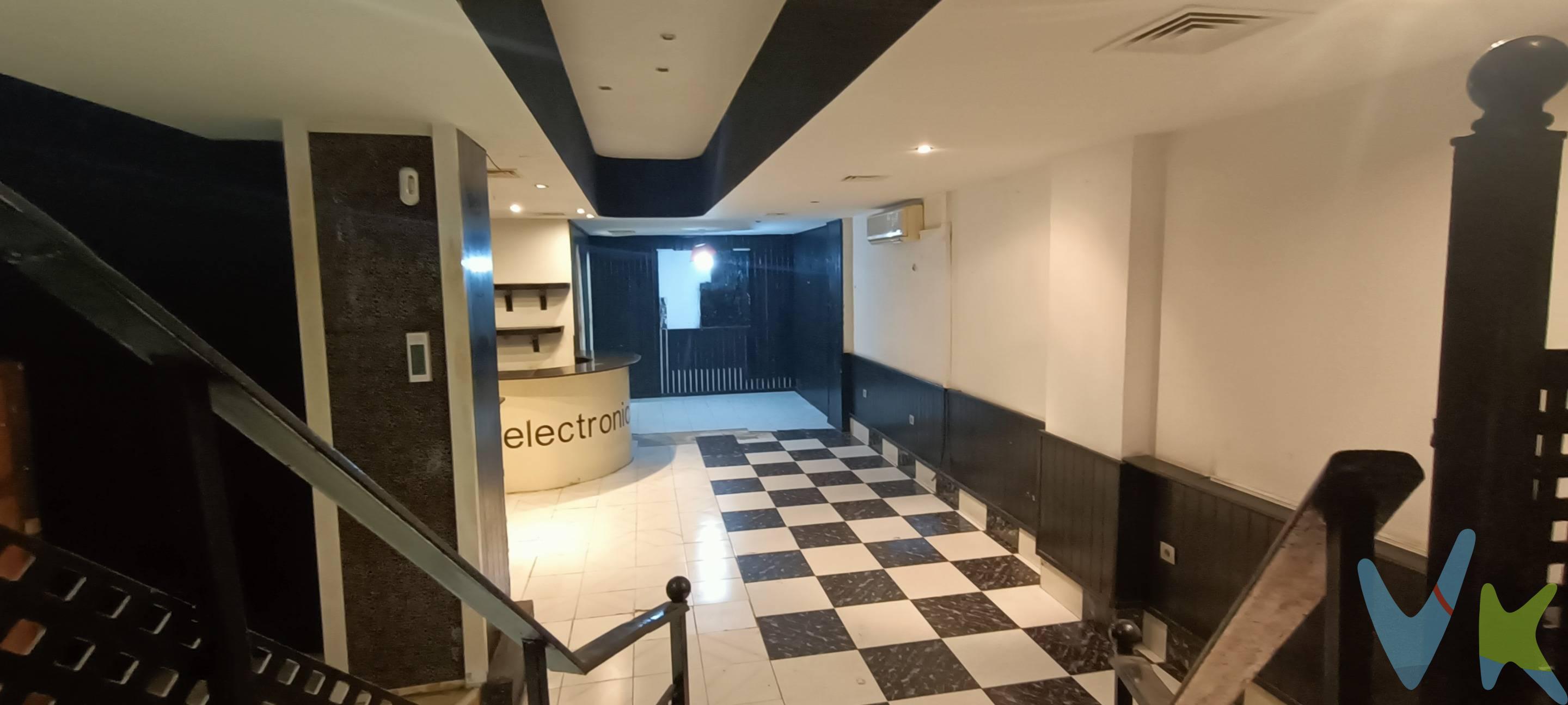 Este local/almacén se encuentra estratégicamente situado a un paso de la emblemática Plaza España, sobre la Calle Villaba Hevas. Con su doble acceso —uno directo desde la fachada principal y otro interno por el portal del edificio— ofrece una gran comodidad para distintas actividades comerciales o profesionales. El espacio es diáfano, lo que permite adaptarlo fácilmente a diversas necesidades y proyectos creativos. Además, cuenta con dos aseos y un trastero útil para almacenamiento adicional. Equipado con aire acondicionado, asegura confort en cualquier época del año. Por sus características versátiles y su ubicación privilegiada en plena zona comercial de Santa Cruz, este local es perfecto no solo como oficina sino también ideal para estudios de grabación o espacios destinados a ensayos y cualquier otra actividad creativa. Datos meramente informativos sin valor contractual. Impuestos y gastos de transmisión no incluidos en el precio de venta.