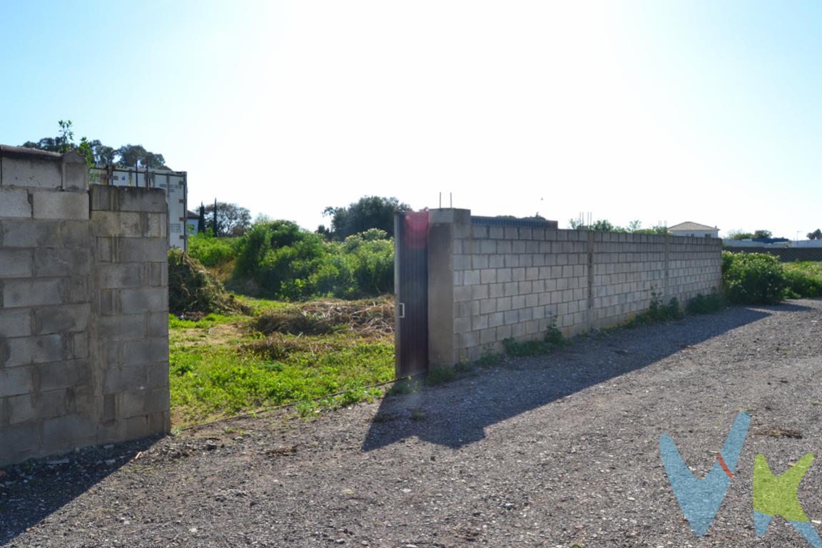 
Parcela en la Soledad

Hoy os presento esta estupenda parcela actualmente rustica cerrada de bloques y puerta corredera en la magnifica zona de La Soledad, esta parcela de 500m², esta dentro del nuevo plan urbanístico por lo que se considerara suelo urbano es el lugar perfecto donde en un futuro construir tu nuevo hogar, podrás de disfrutar de unas de las mejores y mas demandadas zonas de chiclana con negocios, restauración, colegios, institutos, farmacias, parque, iglesia y recintos deportivos y esto no acaba aquí su cercanía al centro urbano de la ciudad y salida directa a la carretera de la playa y todo a pocos minutos. , hacen de su situación un lugar privilegiado. Si estas buscando donde construir tu nuevo hogar no dudes en preguntar. Para más información y visitas, ¡contacta con nosotros hoy mismo!
El precio de compra no incluye muebles, enseres, vehículos ni electrodomésticos.
Disponemos del Documento Informativo Abreviado de la propiedad (Según Decreto 218/2005, del 11 de Octubre) y de Seguro de Caución, para la protección del dinero entregado como señal para la Reserva de una vivienda
En cumplimiento del Decreto de la Junta de Andalucía 218/2015 de 11 de Octubre, se informa al cliente que los gastos notariales, registrarles, ITP, honorarios de la Agencia y otros gastos inherentes a la compra no está incluidos en el precio.
