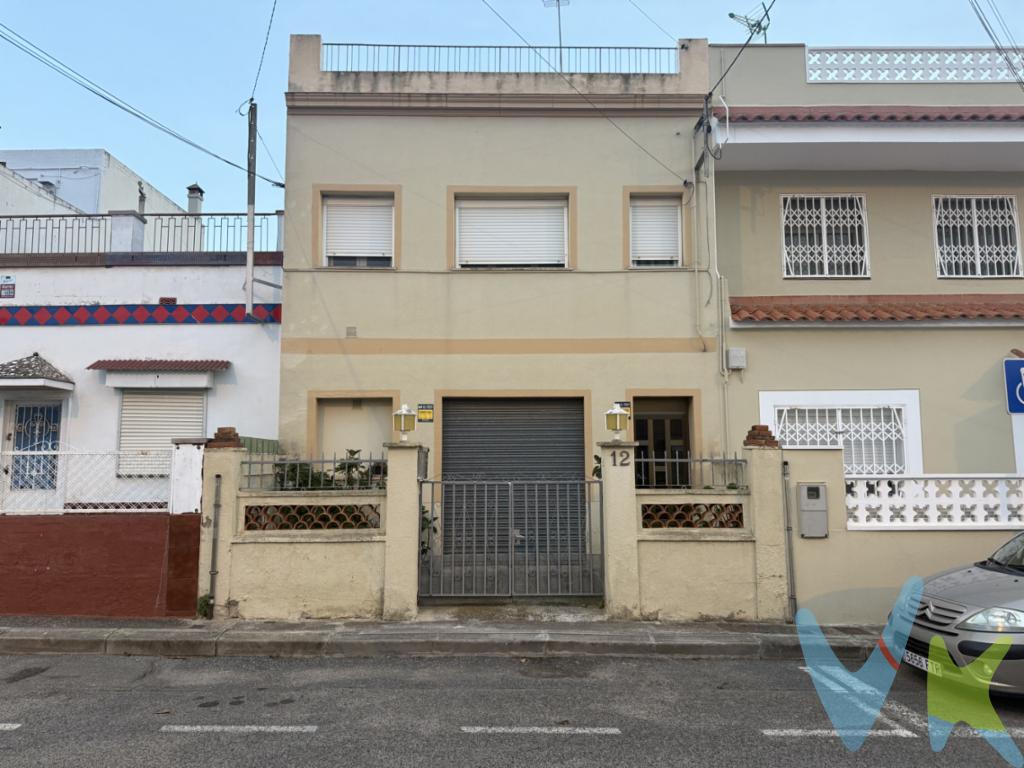  Os presentamos esta interesante vivienda situada en la zona Mestral de Reus, en un entorno residencial tranquilo y bien comunicado, ideal para quienes buscan espacio, versatilidad y una distribución capaz de adaptarse a distintas etapas de la vida o incluso a distintos usos dentro de una misma propiedad. Se trata de una casa construida en 1967, con la solidez constructiva y el carácter propio de su época, que ofrece un potencial poco habitual en la zona.La propiedad se distribuye en dos plantas claramente diferenciadas (ver planos), con una superficie interior útil aproximada de 208 m².  La distribución permite que cada planta funcione de forma prácticamente independiente, lo que abre la puerta a un uso como vivienda única amplia o a una organización por unidades diferenciadas según necesidades familiares o profesionales.En la planta principal encontramos una vivienda con una distribución cómoda y funcional, que incluye un amplio comedor central que articula el acceso al resto de estancias, una cocina independiente , un baño completo, zona de lavandería y una habitación individual.  Además, esta planta cuenta con varias estancias auxiliares actualmente destinadas a oficinas y almacenaje, ideales como despacho profesional, sala polivalente o espacios de apoyo, lo que la convierte en una opción muy interesante para quien necesite combinar vivienda y trabajo en un mismo inmueble.La planta superior está claramente orientada a la zona de descanso y puede configurarse como una segunda vivienda de mayor tamaño. Dispone de cuatro habitaciones , todas con ventilación exterior, con buenas dimensiones y múltiples posibilidades de distribución, además de dos baños completos que aportan comodidad y funcionalidad. Los pasillos amplios facilitan la circulación y refuerzan la sensación de espacio, algo poco habitual en viviendas de este tipo.Uno de los grandes valores de esta propiedad es precisamente esta doble lectura: una casa amplia para una sola familia o una vivienda con dos plantas que pueden utilizarse de forma independiente, siempre en función de las necesidades del comprador. No se trata de una vivienda pensada únicamente para entrar a vivir sin tocar nada, sino de una propiedad con recorrido, en la que se han ido incorporando mejoras con el paso del tiempo, como la calefacción centralizada mediante caldera de gas relativamente reciente con radiadores en todas las estancias, cerramientos exteriores de aluminio con doble acristalamiento y un baño completamente reformado.Como valor añadido, la vivienda cuenta con una gran terraza en la cubierta, de aproximadamente 100 m², transitable y accesible mediante escalera interior, un espacio con un enorme potencial para ocio, descanso o reuniones al aire libre.