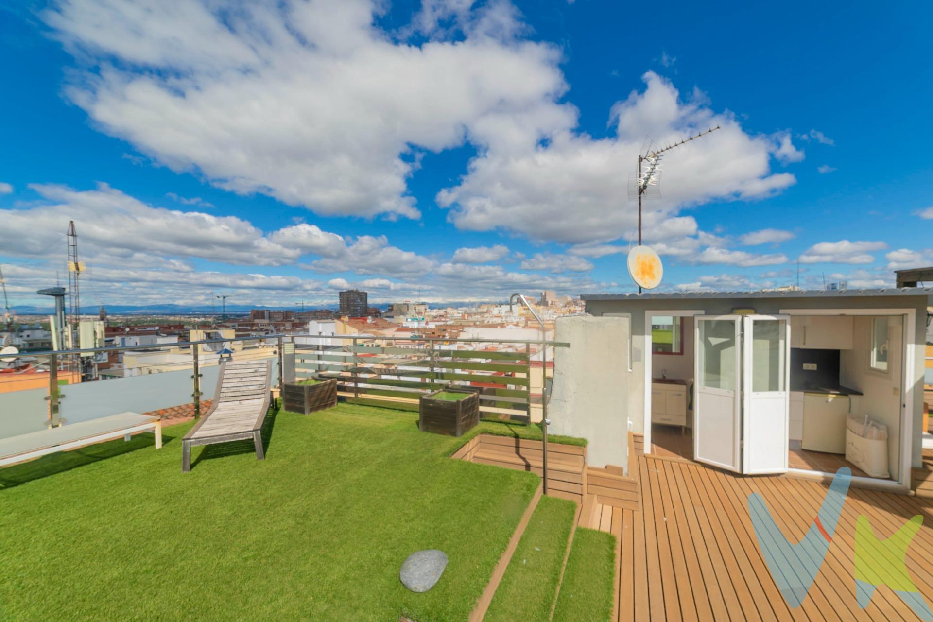 Descubre una joya en el corazón de Madrid: un impresionante ático dúplex de 360 m2 que redefine el lujo y la exclusividad. 🏡 Distribución excepcional:. •	3 amplios dormitorios dobles, incluyendo una majestuosa suite principal con vestidor, baño privado con ducha y bañera, y un acogedor espacio de oficina. •	2 baños completos con diseño moderno y acabados de alta calidad. •	Cocina totalmente amueblada y equipada, con elegantes puertas correderas de cristal templado que la integran con el espectacular salón de más de 70 m2. •	Salón con dos ambientes diferenciados: zona de comedor y acogedora zona de estar, bañada en luz natural gracias a sus ventanales panorámicos. •	Terraza perimetral con acceso directo desde el salón, ideal para disfrutar del aire libre y de las vistas despejadas. •	Aire Acondicionado en todas las estancias. Calefacción central. Ascensor. Conserje. 🏙️ La joya de la vivienda: su terraza superior. En la planta alta, un oasis privado te espera: una terraza de ensueño con vistas 360º a Madrid. Disfruta de:. •	Un espectacular porche donde relajarte o recibir invitados. •	Una cocina exterior completamente equipada para tus celebraciones. •	Un cuarto de baño para mayor comodidad. •	El lugar perfecto para organizar inolvidables fiestas veraniegas, noches de descanso bajo las estrellas y barbacoas con la ciudad a tus pies. 🏢 Estudio independiente, perfecto para tu hijo adolescente o alquilar, familiares/huéspedes o empleados del hogar. Además, la vivienda cuenta con un estudio independiente con:. •	Cocina americana totalmente equipada. •	Baño completo con acabados de alta calidad. •	Salón-dormitorio funcional y acogedor. •	Terraza privada de 40m² con espectaculares vistas de todo Madrid, ideal para relajarse y desconectar. 🏘️ Ubicado en una de las mejores zonas de Chamberí, con una conexión inmejorable y rodeado de todos los servicios, comercios y zonas verdes. 🚀 Si buscas una propiedad exclusiva, espaciosa y con las mejores vistas de Madrid, ésta es tu oportunidad!. ✨ Llama ahora y ven a visitar el cielo de Madrid. ✨ . El comprador tendrá un coste adicional correspondiente al servicio de gestión, asesoramiento y acompañamiento en todo el proceso de compra. Dicho importe, el mobiliario, la decoración y los impuestos no están incluidos en el precio publicado. 