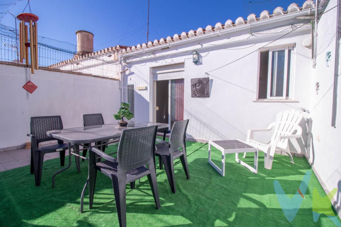 Se vende casa de 2 Plantas Totalmente Reformada..Descripción:..Bienvenidos a la joya oculta de Benifairo de les Valls, donde el encanto de la vida en el campo se encuentra con la comodidad de la vida moderna. Esta hermosa casa de 2 plantas, totalmente reformada, es el equilibrio perfecto entre la tranquilidad de la montaña y la proximidad al mar, ofreciendo una experiencia de vida inigualable en el corazón de la zona centro...Características destacadas:..Ubicación Privilegiada: Situada estratégicamente entre el mar y la montaña, esta casa ofrece un entorno natural único y acceso rápido a las playas doradas de Valencia y las impresionantes rutas de senderismo de la Sierra Calderona, cerca de Valencia y Castellón, con acceso rápido a la autovía. ..Comodidades en Tu Puerta: Disfruta de la comodidad de tener todo lo que necesitas a pocos pasos de tu hogar. Desde colegios de calidad hasta un centro médico, farmacia, piscina, zonas deportivas y supermercados, esta ubicación te ofrece un estilo de vida sin complicaciones...Espacio y Elegancia: Con una cuidadosa renovación, esta casa ha sido transformada en un espacio moderno y elegante que aún conserva su encanto original. Dispone de 3 habitaciones y dos baños que te brindan el espacio y la privacidad que necesitas. Ventanas de PVC blanco de climalit, carpintería interior de madera de alta calidad, suelo cerámico en la planta baja y tarima flotante en la primera planta...Planta baja: Con muchísima luminosidad, encontramos el dormitorio, baño con ducha, cocina americana, salón comedor con acceso al patio con paellero y barbacoa.´..Planta primera: Dispone de dos habitaciones, baño con ducha y acceso a la terraza...Exterior Encantador: Relájate en el patio trasero, perfecto para disfrutar de comidas al aire libre o jardinería. Además, cuenta con una terraza en la planta superior que te brinda vistas panorámicas de la zona...Oportunidad Única: No pierdas la oportunidad de ser el dueño de esta propiedad única que combina ubicación, comodidad y elegancia en un solo paquete...Esta casa es la respuesta a tus sueños de vivir en un lugar tranquilo pero conectado, donde la vida cotidiana se combina con la belleza natural de la región. No dejes pasar esta oportunidad y contáctanos hoy mismo para programar una visita. Tu nuevo hogar en Benifairo de les Valls te espera...El precio indicado no incluye gastos ni otros conceptos. A tal efecto, se informa que al referido precio habrá que añadirle los gastos propios de la transmisión inmobiliaria, entre los que cabe enumerar los siguientes: honorarios notariales, impuesto al que se encuentre sujeta la transmisión (Impuesto sobre el Valor Añadido o Impuesto sobre Transmisiones Patrimoniales y Actos Jurídicos Documentados, según el caso), gastos de inscripción en el Registro de la Propiedad y honorarios de intermediación de la agencia inmobiliaria... Por mandato expreso del propietario, comercializamos este inmueble en exclusiva, por lo que garantizamos un servicio de calidad, un trato fácil, sencillo y sin interferencias de terceros. Por este motivo, se ruega no molestar al propietario, a los ocupantes de la propiedad, a los vecinos, o conserjes del edificio o urbanización si los hubiera. Muchas gracias por su comprensión. Si usted es agencia inmobiliaria y tiene un cliente para este inmueble, llámenos, estaremos encantados de colaborar en esta y otras operaciones... Este inmueble se vende en cuerpo cierto y las medidas expuestas en el anuncio son aproximadas...Somos Agentes Inmobiliarios Registrados , obligado por Decreto 98/2022, de 29 de julio, del Consell, por el cual se regula el Registro de Agentes de Intermediación Inmobiliaria de la Comunitat Valenciana...