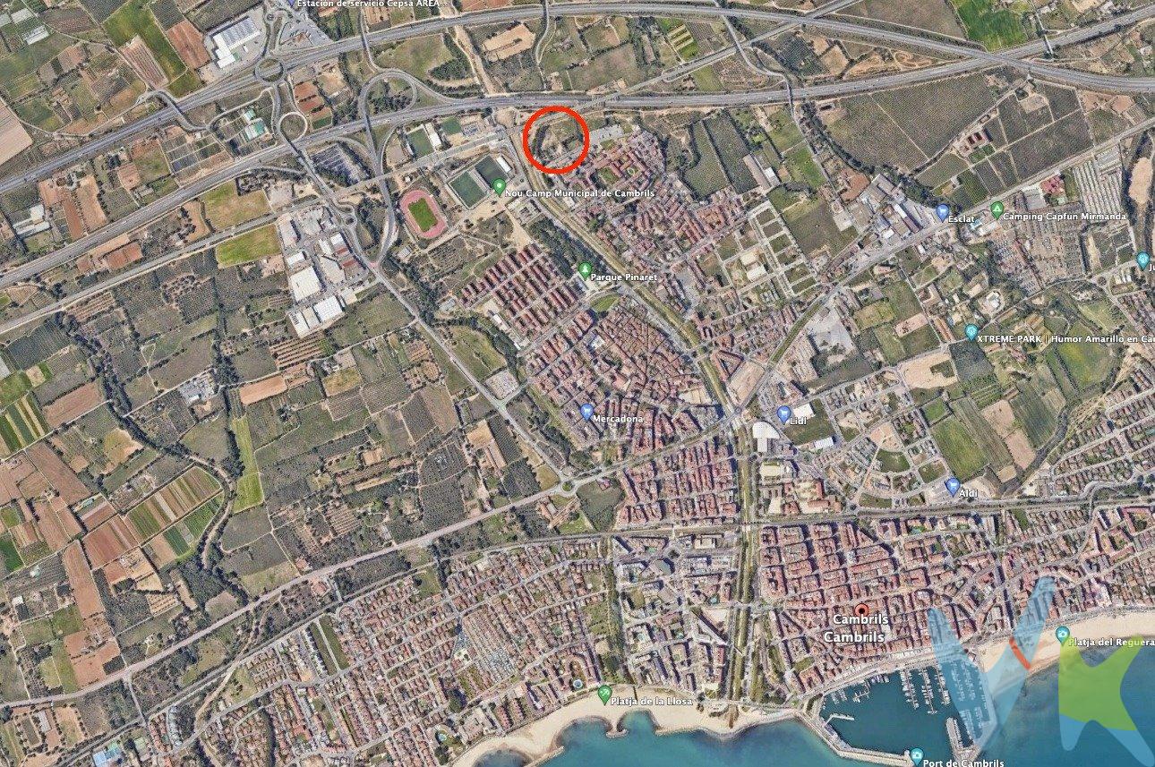 Solar urbanizable de 8.300 m2, con un techo edificable aproximadamente 6.950 m2, en Zona Les Comes. Es una finca urbanizable para desarrollar. Junta de compensación ya formada y consecutivamente la siguiente reparcelación. Buen acceso junto a la Autopista y la estación de tren. Esta parcela representa el 3,2 % del total del polígono. Sector 1 LES COMES. Locales 15%, Viviendas 85% . Densidad 55 viviendas/ hectárea. Cesión de aprovechamiento urbanístico 10%. Reserva mínima Vivivendas VPO: 20%. Reserva vivienda precio concertado: 10%. Índice máximo de Edificabilidad Bruta: 0.60. Una excelente oportunidad para invertir. ////////////////////////////////////////////////////////. En cumplimiento de la ley 3/2917 del 13 de febrero de 2018 del Código civil de Cataluña, por el que se aprueba el Reglamento de Información al Consumidor en la compraventa y arrendamiento de viviendas en Cataluña, informa al cliente que los gastos notariales, registrales e impuestos que le sean de aplicación (ITP o IVA +AJD) y otros gastos inherentes a la compraventa no están incluidos en el precio. En este caso los impuestos serán del 10%.