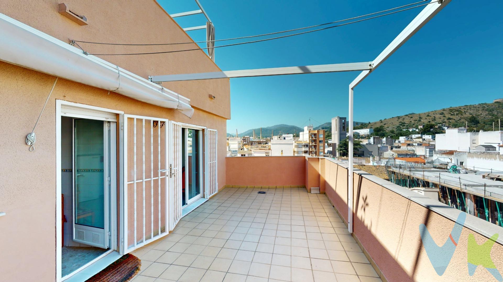 🏡 Tu nuevo hogar te espera en una de las zonas más valoradas de Oliva. ✨ Descubre este magnífico apartamento con una espectacular terraza, situado a tan solo unos pasos del paseo, donde la comodidad y la calidad de vida se unen para ofrecerte el espacio perfecto para disfrutar de cada día. 🌞 La vivienda, prácticamente toda exterior, destaca por su gran luminosidad, su excelente orientación y sus vistas despejadas, creando un ambiente cálido y acogedor durante todo el año. 🛏️ Cuenta con 3 amplios dormitorios, uno de ellos con baño en suite con ducha, además de un segundo baño completo con bañera 🛁. 🍽️ El salón-comedor, amplio y funcional, y la cocina independiente tienen acceso directo a la gran terraza 🌿, un espacio ideal para relajarte, disfrutar del aire libre o compartir momentos inolvidables con familia y amigos. 🚗 Como valor añadido, la propiedad incluye plaza de garaje y 📦 trastero, aportando comodidad, orden y un extra muy valorado en el día a día. 📍 Una vivienda perfecta para quienes buscan espacio, luz y una ubicación privilegiada, ideal tanto como residencia habitual como inversión segura. ✨ Ven a visitarla y empieza a imaginar tu nueva vida en Oliva. Impuestos y gastos no incluidos en el P.V.P. El ITP general es del 10% (consultar posibles reducciones según comprador). Los gastos de Notaría y Registro rondan los 1.500€, variando según el importe y la escritura. Honorarios de agencia no incluidos. La agencia actúa como intermediaria. Toda operación queda sujeta a la aprobación final del propietario y a la firma del contrato. La oferta está sujeta a errores, cambios de precio, disponibilidad, omisión y/o retirada del mercado sin previo aviso / Muebles y contenidos según acuerdo personalizado y no según las fotos de la presentación