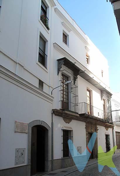 Descubre este encantador piso ubicado en el corazón de Chiclana de la Frontera, ideal para quienes buscan comodidad y accesibilidad. Con una superficie total de 59 metros cuadrados, esta propiedad cuenta con una habitación doble que ofrece un espacio amplio y acogedor, así como una habitación sencilla perfecta para invitados o uso versátil. El baño está bien distribuido y listo para su uso inmediato. Entre las características destacadas se encuentran armarios empotrados que optimizan el almacenamiento sin sacrificar estilo ni funcionalidad. La vivienda es luminosa gracias a sus amplias ventanas e incluye extras muy convenientes: agua corriente disponible todo el año, ascensor directo desde la planta baja hasta tu puerta; además tendrás acceso a instalaciones médicas cercanas lo cual aporta tranquilidad adicional. Este inmueble también dispone de plaza de garaje privada, garantizando seguridad y facilidad al aparcar en pleno centro urbano donde muchas veces encontrar estacionamiento puede ser complicado. La urbanización presenta todos los servicios necesarios junto con mobiliario incluido en precio final por lo tanto solo necesitarás llevar tus pertenencias personales . Con acceso rápido al transporte público , tiendas locales vibrantes alrededor haciendo del día a día algo cómodo pero emocionante… ¡No pierdas esta oportunidad única! Este atractivo apartamento te espera. Comercializamos este inmueble en exclusiva, lo que le garantiza el acceso a toda la información y un servicio de calidad. En cumplimiento del Decreto de la Junta de Andalucía 218/2005 del 11 de Octubre, se informa al cliente que los gastos notariales, registrales, ITP y otros gastos inherentes a la compraventa no están incluidos en el precio. Igualmente disponemos del Documento Informativo Abreviado de la Propiedad (D.I.A) , y de un Seguro de Caución para garantizar las cantidades entregadas a nuestra Agencia en concepto de Reserva y/o Arras.
