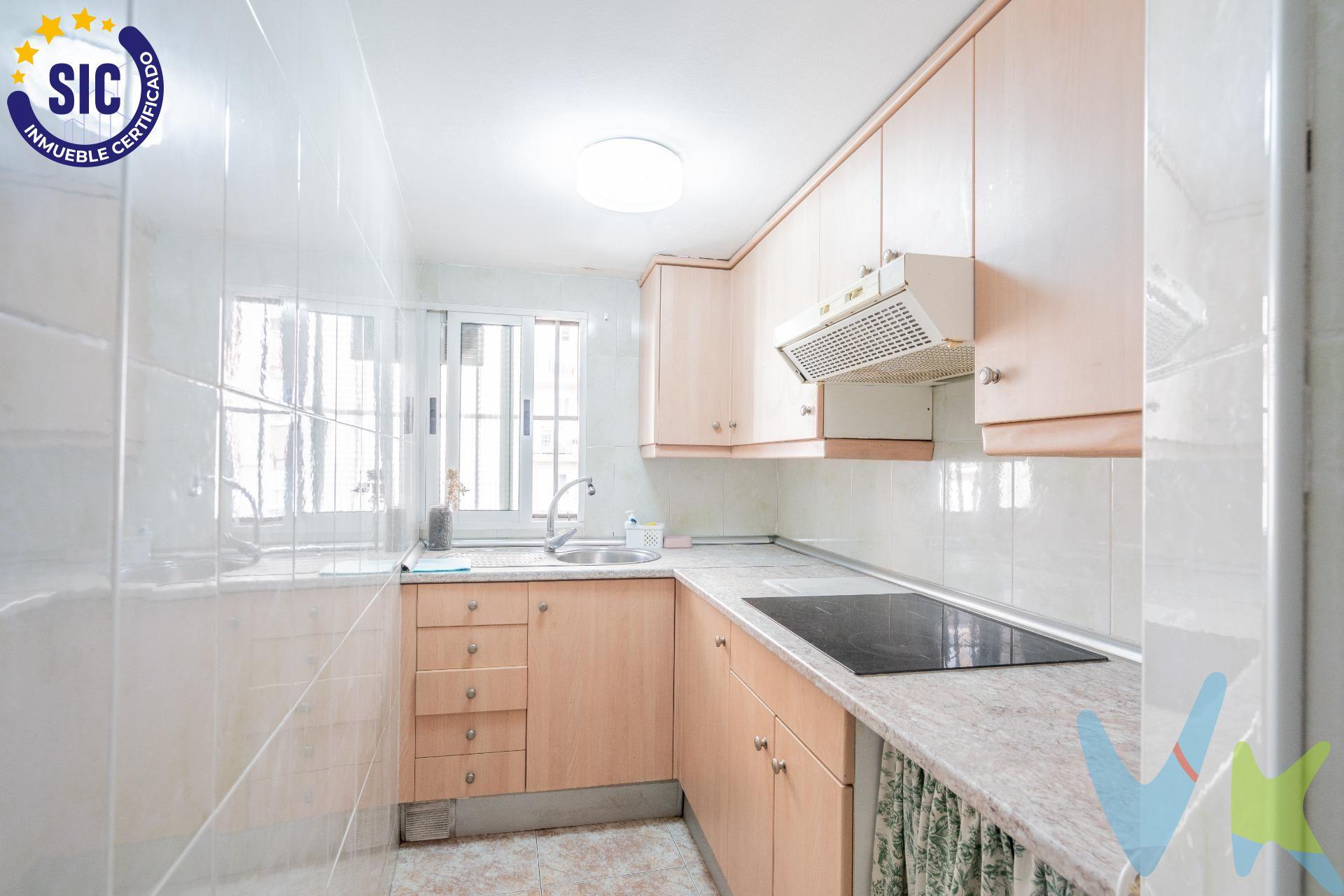 Si sabes lo que vale una ubicación, ya vas tarde. En pleno Cabañal auténtico, donde las casas respiran historia y las calles susurran mar, te espera esta segunda altura sin ascensor en una finca pequeña y con encanto. 🔹 56 m² para reinventar desde cero. 🔹 3 habitaciones (una doble para soñar a lo grande). 🔹 Balcón con orientación este-oeste – luz todo el día, desde el café hasta el vermut. 🔹 Cocina y baño compactos, ideales para hacerlos a tu medida. 🔹 Todo para reformar – lo difícil ya está: la ubicación, el resto lo pones tú. 📍 El Cabañal no es un barrio, es una forma de vivir: mar a 10 minutos, vida de barrio, esencia mediterránea, edificios con personalidad y una revalorización que no para de crecer.  Vivienda no hipotecable . ...................................................................................... ......................................................................................................................................................................................................... Por mandato expreso del propietario, comercializamos este inmueble en exclusiva, lo que le garantiza el acceso a toda la información, a un servicio de calidad, un trato fácil, sencillo y sin interferencias de terceros. Por este motivo, se ruega no molestar al propietario, a los ocupantes de la propiedad o a los vecinos. Muchas gracias por su comprensión. Si usted es agente inmobiliario y tiene un cliente para este inmueble, llámenos: estaremos encantados de colaborar.