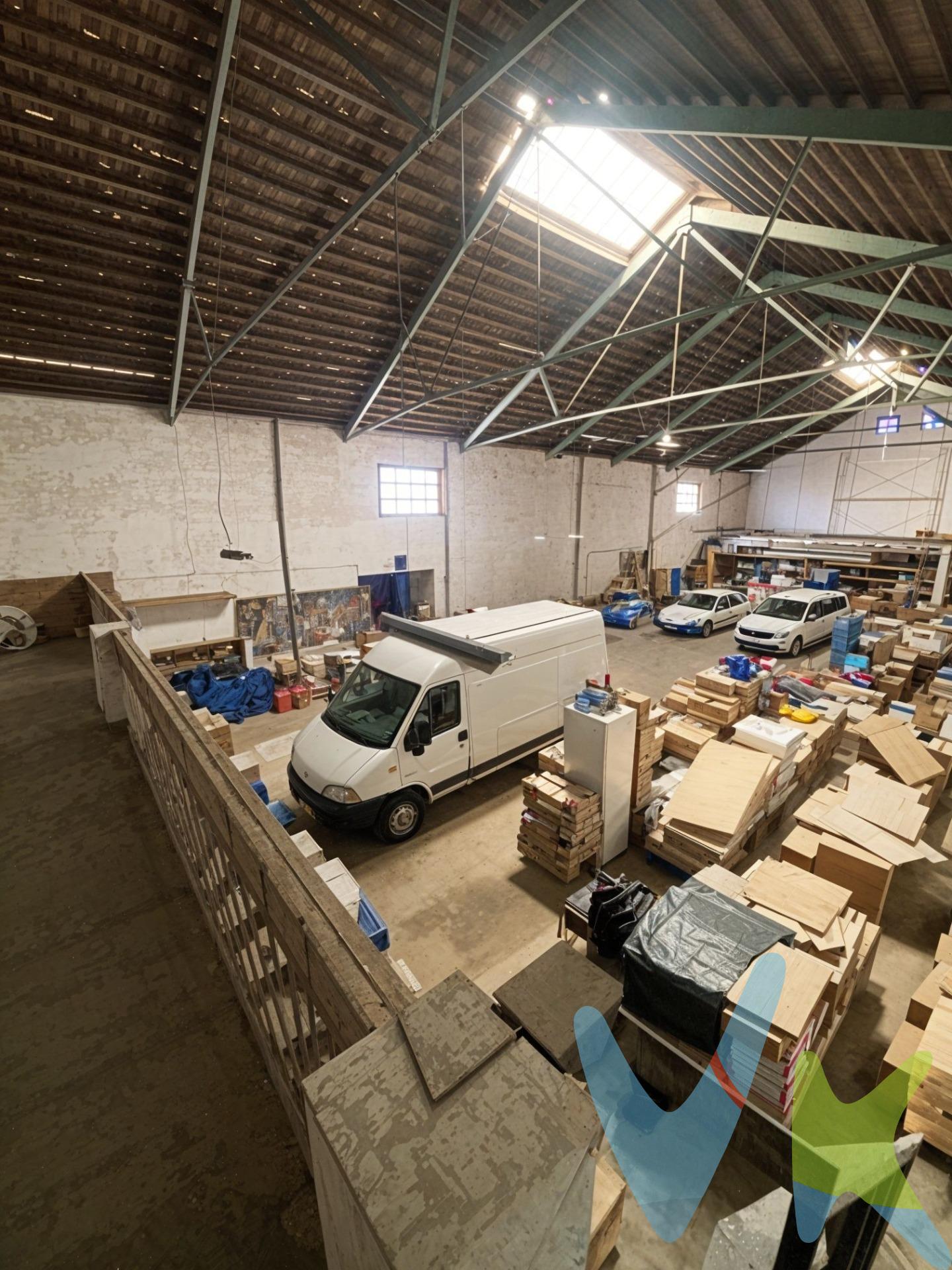 🏭 Nave industrial en venta – Carcaixent (C/ Cánovas del Castillo). ●	Superficie útil: 950 m². ●	Espacio principal: diáfano. ●	Accesos: puerta de gran tamaño + garaje interior con salida a otra calle. ●	Dependencias: oficina, aseo y 3 habitaciones auxiliares. ●	Almacenaje extra: 2 altillos en extremos opuestos de la nave. ●	Ubicación: zona urbana, buena accesibilidad a vías principales. 💶 Precio de traspaso: 240.000 €. Ideal para actividades industriales, logísticas o de almacenaje. 📞 Más información y visitas sin compromiso. La descripción del presente inmueble e imágenes tienen mero carácter informativo y en ningún caso carácter contractual, pudiendo ser modificados por la inmobiliaria comercializadora sin que ello implique responsabilidad alguna frente a terceros. En el precio de venta a público, esta propiedad NO incluye los gastos de adquisición (Notario, registro, gestión, honorarios, etc..). 