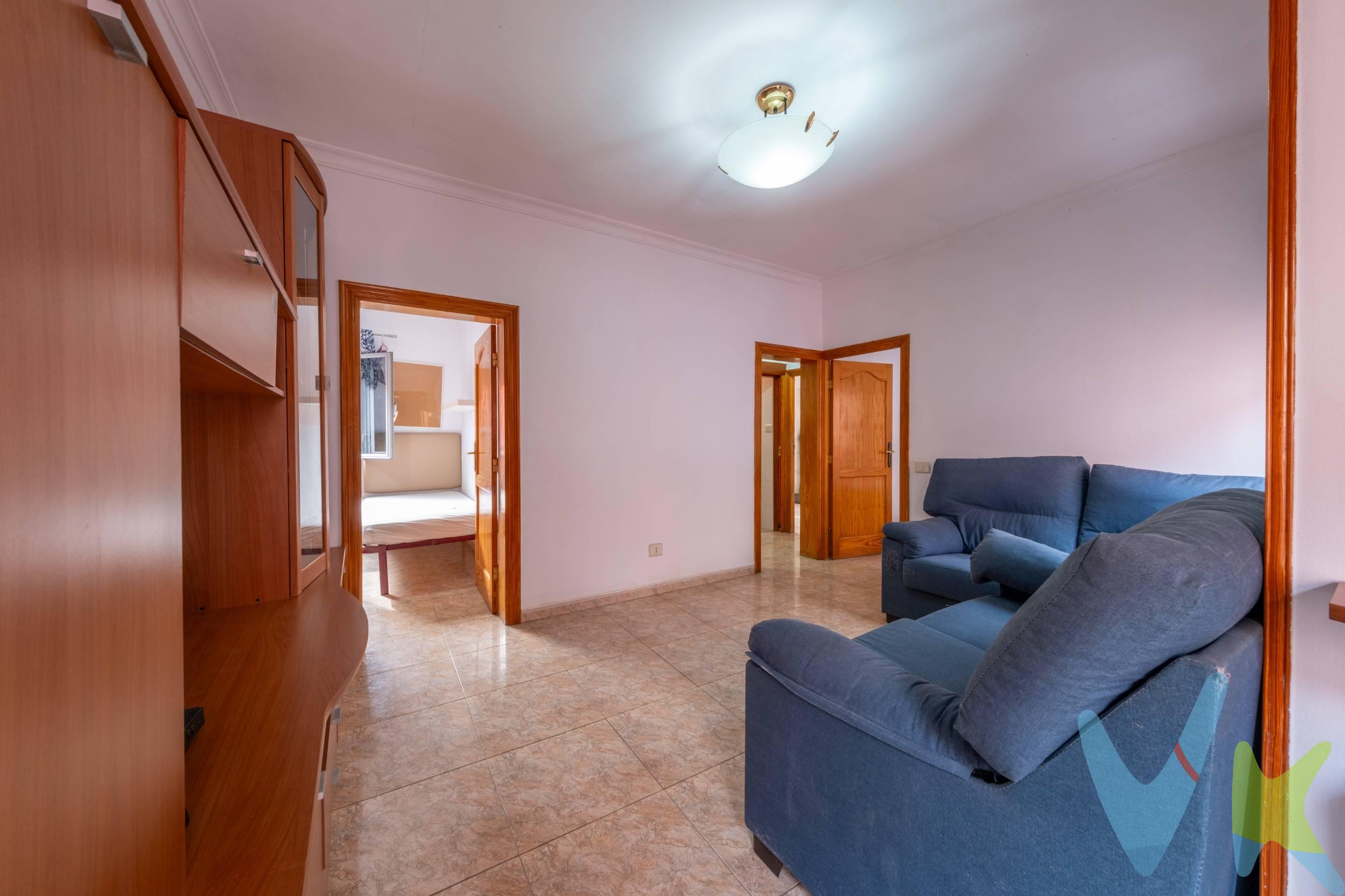 Piso en venta en Escaleritas – Ubicación muy buena. Oportunidad de adquirir un piso en una de las zonas más demandadas de Las Palmas de G.C. situado al lado del Centro de Salud y justo frente a Hiperdino y Mercadona de la Avda. de Escaleritas. Una ubicación privilegiada con todos los servicios a un paso: guaguas, colegios, supermercados y comercios. La vivienda se encuentra en una segunda planta sin ascensor, es totalmente exterior, muy luminosa y con excelente ventilación natural, lo que la hace cómoda y agradable durante todo el día. Aunque necesita algunas mejoras, está lista para entrar a vivir, ofreciendo un gran potencial para personalizarla a tu gusto o como inversión rentable. ¡No dejes pasar esta oportunidad de vivir o invertir en una ubicación estratégica!. Nota: El precio de venta no incluyen los impuestos derivados de la transmisión, ni los gastos de notaria, registro u otros que según ley correspondan al comprador. La información proporcionada es orientativa y puede estar sujeta a errores u omisiones involuntarias. 