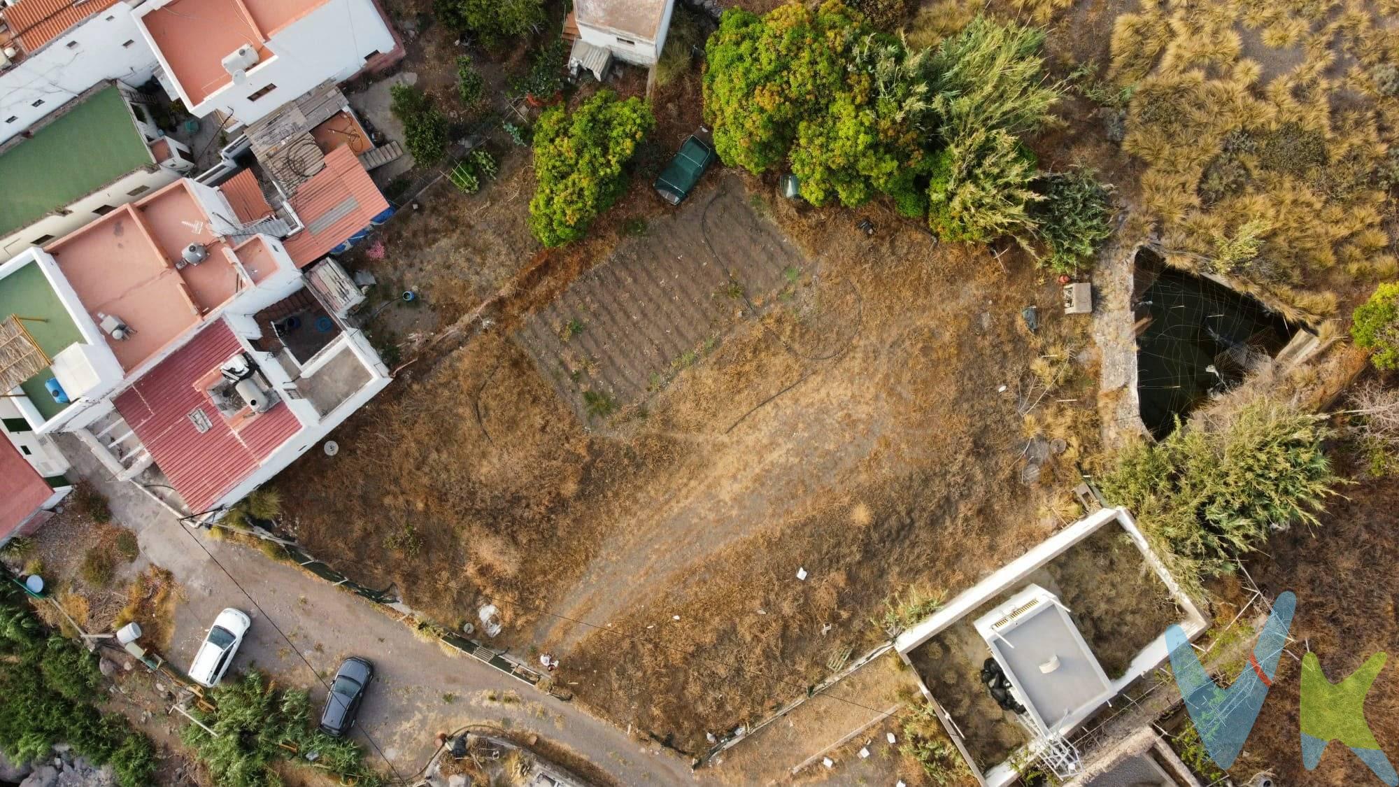 Si buscas tranquilidad, naturaleza y una inversión estratégica en el norte de Gran Canaria, este magnífico terreno urbano de más de 1.200 m², situado en el idílico enclave de El Risco de Agaete, es exactamente lo que necesitas. Ubicado en un entorno natural privilegiado, rodeado de montañas y con el encanto único de la zona, esta propiedad ofrece múltiples posibilidades para desarrollar tu proyecto, disfrutar de un espacio de recreo o realizar una inversión con un excelente potencial de revalorización. Puntos fuertes y ventajas clave:. Terreno urbano: Una característica muy poco habitual en un entorno como El Risco, que aporta un importante valor añadido y amplía las posibilidades de desarrollo de la propiedad. Estanque y suministro de agua: La finca dispone de un estanque, además de suministro de agua, un valor añadido que facilita el riego, el mantenimiento de zonas ajardinadas o cualquier otro proyecto que desees llevar a cabo. A pocos minutos del Charco Azul: El terreno se encuentra muy cerca del acceso al Charco Azul, una de las joyas naturales más conocidas del noroeste de Gran Canaria. Este espectacular enclave, situado en el Barranco del Risco y a los pies del Parque Natural de Tamadaba, se alcanza mediante un agradable sendero y es un destino muy apreciado por senderistas y amantes de la naturaleza gracias a sus pozas y cascadas naturales. Ubicación en plena revalorización: La próxima finalización del último tramo de la carretera Agaete–La Aldea mejorará de forma notable las comunicaciones de la zona, incrementando la accesibilidad de El Risco y favoreciendo la revalorización de los inmuebles y terrenos del entorno. Entorno insuperable: A un paso del Parque Natural de Tamadaba, muy cerca de la playa de El Risco y rodeado de algunos de los paisajes más espectaculares de Gran Canaria, este es el lugar ideal para disfrutar de la tranquilidad y el contacto con la naturaleza. Una oportunidad excepcional tanto para quienes desean construir su proyecto en un entorno privilegiado como para inversores que buscan un activo singular en una zona con un gran potencial de crecimiento. La combinación de su amplia superficie, su condición de terreno urbano, el estanque, el suministro de agua y su excelente ubicación convierten esta propiedad en una oportunidad difícil de encontrar en el norte de Gran Canaria. 