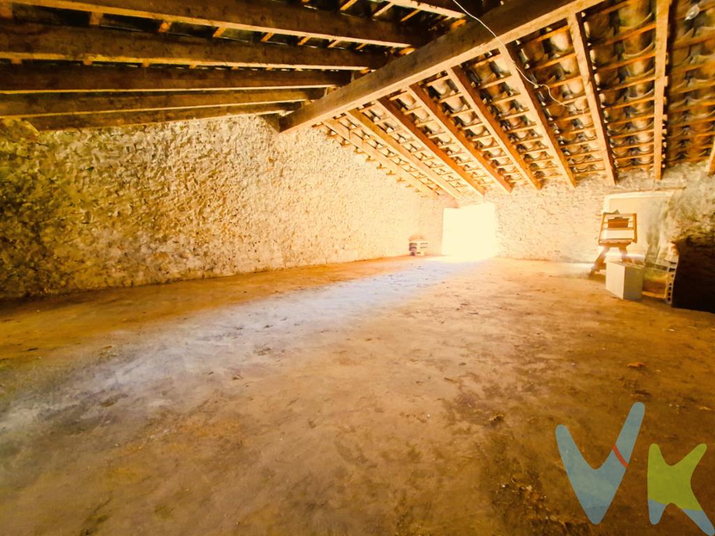  Nos complace presentarles una excepcional vivienda adosada en venta en la encantadora localidad de Sant Joan de Moró. Esta maravillosa propiedad, con un rico legado que se remonta sobre el año 1950, ofrece una combinación perfecta de historia y confort moderno, ideal para aquellos que buscan una residencia con carácter y espacio generoso.La casa cuenta con un diseño cuidadosamente distribuido que se extiende a lo largo de 145 metros útiles, además de un total de 272 metros construidos, con una fachada de casi 6 metros de anchura libre más los muros medianeros. Al entrar, se percibe de inmediato la amplitud y la luminosidad que inundan cada rincón de la casa, gracias a sus amplias habitaciones y numerosas ventanas. Consta de tres dormitorios espaciosos, cada uno potencialmente adaptable a sus necesidades personales, ya sea como habitaciones privadas, oficinas, o espacios de ocio.Su estructura es robusta y cálida, donde las vigas de madera se exponen en el techo, dando un toque rústico y natural al ambiente interior. Las vigas, que atraviesan las habitaciones, son de madera maciza, y a menudo tienen un acabado envejecido que resalta su carácter. Las paredes exteriores son de piedra, formando muros de carga sólidos que no solo proporcionan una gran estabilidad, sino que también mantienen el interior fresco en verano y cálido en invierno, gracias a la capacidad de la piedra de regular la temperatura. Y el pavimento de los dormitorios es una baldosa hidráulica de distintos dibujos, en armonía con el pavimento de barro cocido de la terraza.El tejado está cubierto con tejas árabes, las clásicas tejas de cerámica de tono rojizo o terracota, que forman una estructura inclinada. Estas tejas, dispuestas en filas, crean un patrón visual atractivo y ayudan a la evacuación del agua de lluvia. El tejado tiene una ligera inclinación, permitiendo que el agua se deslice fácilmente, mientras que las tejas también aportan un toque distintivo y estético, que refuerza el estilo tradicional.El exterior de la vivienda incluye elementos como un pequeño porche o una terraza con un toque rústico y sencillo. El ambiente en su conjunto transmite la sensación de ser una casa sólida y atemporal, conectada con la naturaleza y los materiales locales.Es una vivienda que evoca serenidad, comodidad y una conexión con el pasado, pero al mismo tiempo resulta funcional para el día a día.El garaje perfectamente integrado añade comodidad a su vida diaria, asegurando un espacio seguro para su vehículo. La propiedad está diseñada para combinar funcionalidad y estilo, ofreciendo un equilibrio perfecto entre las necesidades diarias y el disfrute del hogar.La ubicación de esta propiedad en Sant Joan de Moró permite el acceso a una vida de pueblo tranquila sin renunciar a las comodidades urbanas. El transporte público cercano, con una parada de autobús a poca distancia, garantiza una conectividad conveniente con las áreas circundantes, facilitando desplazamientos para trabajar o disfrutar del entorno.La fachada de la propiedad muestra el encanto del siglo pasado, al igual que su interior. ¿Imaginas esta vivienda reformada manteniendo su identidad de arquitectura tradicional pero adaptada a los estándares contemporáneos de confort y funcionalidad actuales?. Piensa en cada detalle para que la vida aquí sea cómoda y placentera, haciendo de esta casa una opción ideal para familias o parejas que buscan un espacio amplio, con historia y todas las comodidades modernas.Estamos seguros de que esta propiedad en Sant Joan de Moró capturará su atención con su singular mezcla de historia y comodidad contemporánea. Le invitamos a visitar esta magnífica vivienda y a dejarse cautivar por sus amplios espacios, su luz y su encanto innegable. No deje pasar la oportunidad de conocer personalmente este hogar excepcional donde cada rincón cuenta una historia y cada espacio ofrece una experiencia única. Estamos a su disposición para coordinar una visita y brindarle toda la información adicional que necesite para tomar la decisión de convertir esta casa en su futuro hogar.Gastos, impuestos y honorarios profesionales no incluidos en el precio.Posibilidad de financiación hasta el 100%, pregúntanos por un estudio gratuito.Registro de Agentes de Intermediación Inmobiliaria de la Comunidad Valenciana con el número RAICV 1399 