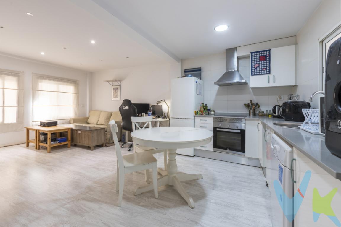 Presentamos una magnífica oportunidad de adquirir un encantador piso en venta, ubicado en una de las zonas más emblemáticas y con más historia de Valencia: Ciutat Vella - La Xerea. Este inmueble, situado en la segunda planta de un edificio con el encanto de los años 50, es un refugio acogedor ideal para aquellos que desean vivir en el corazón de la ciudad sin renunciar a la tranquilidad y comodidad de una calle tranquila.El inmueble cuenta con dos habitaciones bien distribuidas que ofrecen un espacio óptimo y versátil, perfectas para adaptarse a las necesidades de cualquier familia, pareja o profesional que trabaje desde casa. Con 61 metros cuadrados útiles y un total de 70 metros construidos, este piso ofrece un equilibrio perfecto entre funcionalidad y comodidad, con un diseño que maximiza cada rincón.El edificio, aunque mantiene su estructura original, se ha actualizado con un ascensor moderno que añade un valor significativo a su acceso diario. La situación en la segunda planta sirve para combinar lo mejor de la vida urbana con la quietud deseada en un hogar.Su proximidad a las principales redes de transporte de la ciudad es otro de sus atractivos destacados. A pocos pasos, encontrará acceso a trenes, estaciones de metro y paradas de autobús, lo que facilita la conexión rápida y eficaz con el resto de Valencia. Esta ventaja logística convierte la ubicación en un punto estratégico tanto para quienes trabajan en el centro, como para quienes buscan explorar otras áreas de la región.Además, vivir en la zona de Ciutat Vella - La Xerea ofrece el privilegio de estar rodeado de la cultura, el arte y la historia que definen a Valencia. Desde sus calles empedradas hasta sus monumentos históricos, el entorno provee una abundancia de actividades culturales, restaurantes y tiendas que enriquecen la experiencia diaria. Disfrute del Museo de Bellas Artes, la Catedral de Valencia y el Jardín del Turia a pocos minutos de su portal.Sin duda, este piso representa una oportunidad única para quienes buscan una propiedad con identidad y distinción en un barrio con alma, rodeado de todos los servicios necesarios. La inversión en este inmueble no solo garantiza una excelente calidad de vida, sino que también asegura una sólida plusvalía en el tiempo, dado el prestigio y la revalorización constante del casco histórico de Valencia.No deje pasar la oportunidad de visitar este inmueble singular que promete ser el hogar de sus sueños. Este acogedor piso en la histórica Ciutat Vella espera ser descubierto por alguien que valore el equilibrio perfecto entre la vida moderna y el encanto clásico. Concertar una visita será el primer paso para enamorarse de su futuro hogar en Valencia.Agencia Registrada con el Nº 89 en el Registro Obligatorio de Agentes Inmobiliarios de la Comunitat Valenciana. Puede consultar en la web de la GVA:https://habitatge.gva.es/es/registres-en-materia-habitatgeLa oferta está sujeta a cambios de precio o retirada del mercado sin previo aviso. Este anuncio en su conjunto, incluyendo textos, fotos, imágenes o cualquier otro contenido de este, no es vinculante dado que la información es ofrecida por terceros y puede contener errores. Se muestra a título informativo y no contractual.Gastos de la compraventa a cargo de la parte compradora no incluidos en el precio del inmueble a tener en cuenta:- ITP con carácter general en Valencia es del 10%, pudiendo corresponderle otro tipo impositivo atendiendo a sus circunstancias personales (por edad, renta o situación familiar primera vivienda habitual, etc ) previstas legalmente.*Base imponible del impuesto el mayor valor entre el precio de compraventa, la tasación o el valor de referencia catastral.- Gastos de notaría y registro, en su caso, suelen oscilar aprox; entre 1,5% y 2,5% (aranceles variables según valor de compraventa, n.º de copias, etc ).- Si tramita la inscripción una gestoría, deberá abonar sus honorarios más IVA ( en este caso suele oscilar entre los 250EUR y los 400EUR + IVA).- Honorarios de mediación inmobiliaria a cargo del comprador del 3% del precio final de venta más IVA (21%), salvo otro pacto.Por mandato expreso del propietario, comercializamos este inmueble en exclusiva, lo que le garantiza el acceso a toda la información, a un servicio de calidad, un trato fácil, sencillo y sin interferencias de terceros. Por este motivo, se ruega no molestar al propietario, a los ocupantes de la propiedad o a los vecinos. Muchas gracias por su comprensión. Si usted es agente inmobiliario y tiene un cliente para este inmueble, llámenos: estaremos encantados de colaborar.Se informa al consumidor que la agencia actúa como intermediaria inmobiliaria en la operación, estando cualquier eventual compraventa y sus condiciones sujeta a la aceptación expresa del propietario-vendedor y a la posterior formalización del correspondiente contrato.