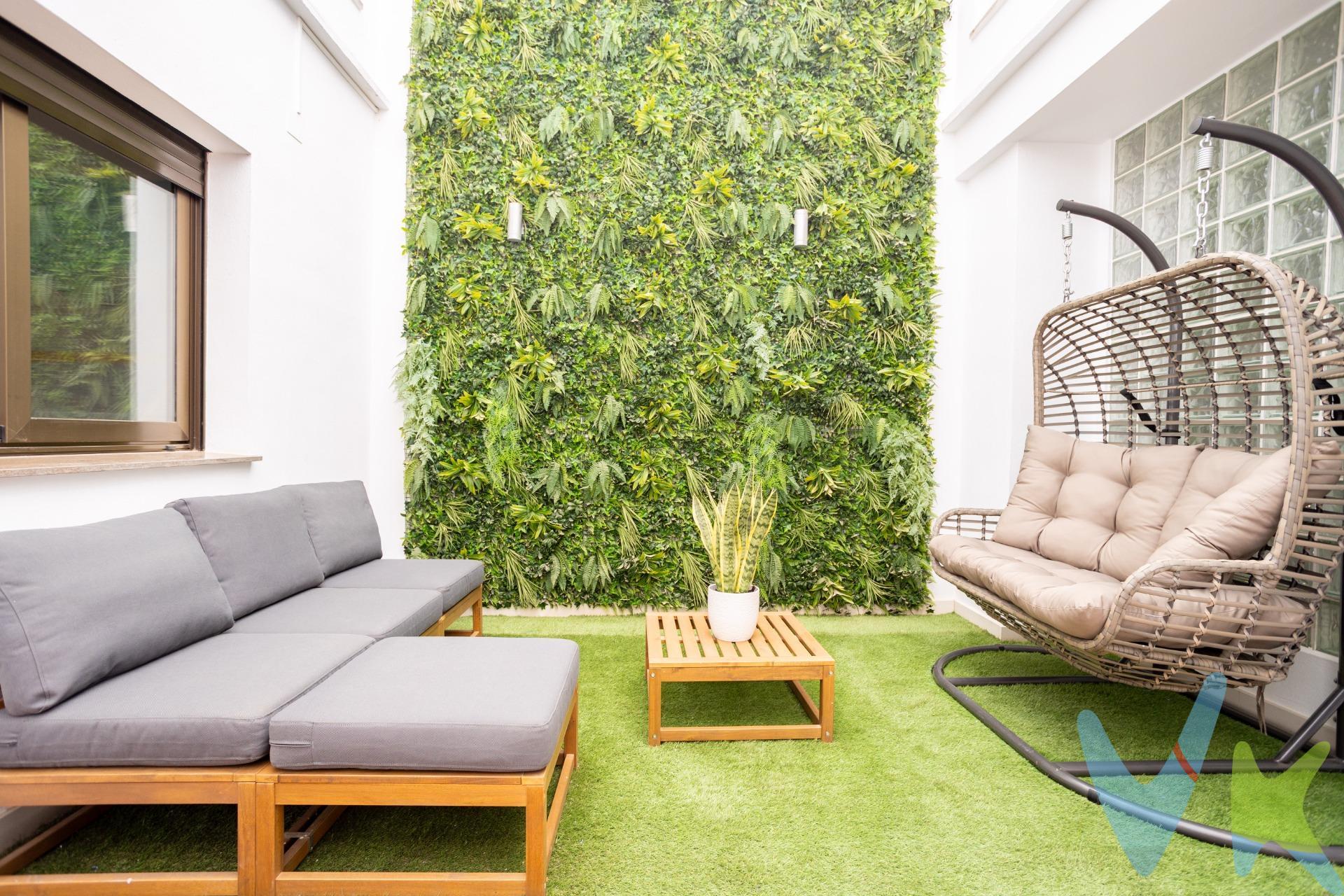 Presentamos en VENTA O ALQUILER CON OPCIÓN A COMPRA una joya arquitectónica en entorno tranquilo: LUZ, DISEÑO Y PRIVACIDAD EN CADA RINCÓN. En una calle serena, se alza esta vivienda única, concebida para quienes buscan EXCELENCIA, CONFORT Y PRIVACIDAD. Distribuida en tres alturas más un solárium, ofrece una EXPERIENCIA DE VIDA INIGUALABLE, donde el DISEÑO se fusiona con la FUNCIONALIDAD más refinada. La LUZ NATURAL  fluye desde una majestuosa claraboya central, iluminando cada estancia de la casa —incluso los baños— y generando una atmósfera cálida y envolvente. Las persianas eléctricas en toda la vivienda, junto con luces LED regulables, radiadores centrales, sistema de alarma, ventanas de alta eficiencia y puertas de seguridad, conforman un HOGAR DE ALTA GAMA. Las paredes con doble cámara aseguran un AISLAMIENTO ACÚSTICO sobresaliente, garantizando privacidad y serenidad en el interior. Desde diciembre de 2023, esta casa cuenta además con una instalación de PLACAS SOLARES que no solo reduce considerablemente el consumo eléctrico, sino que también te permite vivir de forma más sostenible y eficiente. Ahorra en tus facturas mientras cuidas del planeta, aprovechando al máximo la energía del sol que baña tu terraza cada día. El sótano, de generosas dimensiones, alberga capacidad para aproximadamente seis vehículos y permite incorporar un gimnasio privado o espacio de recreo personalizado, además de un aseo. . Tanto la vivienda como el garaje tienen salida a dos calles. . La planta principal acoge un elegante recibidor que da paso a un salón con VINOTECA y una sala de descanso independiente. La cocina office, de líneas limpias y modernas, dispone de encimera Silestone, frigorífico doble, armarios empotrados en toda una pared, sistema de osmosis y electrodomésticos de alta calidad. En esta misma planta, encontramos tres dormitorios dobles, todos con armarios empotrados, televisores y un alto nivel de confort. Se disponen también dos baños completos de grandes dimensiones: uno de uso general y otro integrado en la suite principal, que además cuenta con un ESPACIOSO VESTIDOR y acceso a una TERRAZA cuidadosamente amueblada que se convierte en una prolongación del dormitorio: un rincón ideal para el descanso, la lectura o una copa al atardecer, gracias a sus detalles decorativos que invitan a disfrutar del exterior en total intimidad. Completan esta planta una zona de LAVANDERIA INDEPENDIENTE, equipada con lavadora y secadora de primeras marcas, y ZONA GOURMET CON PAELLERO. La segunda planta de 80m2 diáfana y versátil, incluye una estancia con un despacho versátil, ideal para trabajar desde casa o convertirse en el lugar que siempre has soñado según tus necesidades, con armarios a medida y salida a un espectacular solárium con vistas despejadas, equipado con hamacas de diseño, ducha exterior y aseo: un espacio pensado para desconectar y disfrutar del entorno con total privacidad. Una vivienda singular, donde la estética, la calidad constructiva y el bienestar se unen para ofrecer un estilo de vida excepcional. Contáctanos para agendar una visita y estaremos encantados de atenderte! 🏡✨. La descripción y los datos del presente inmueble tienen carácter meramente informativo y en ningún caso contractual. En el precio de la vivienda no están incluidos los honorarios de agencia, gastos de compraventa y/o financiación. Por mandato expreso del propietario, comercializamos este inmueble en exclusiva compartida, lo que garantiza un servicio de calidad, un trato fácil y personalizado, una gran difusión en nuestras redes compartidas y sin interferencias de terceros. Por este motivo se ruega no molestar al propietario, a los ocupantes de la propiedad, a los vecinos o conserjes del edificio si los hubiera. Si eres una agencia, llámanos colaboraremos contigo. Muchas gracias. 