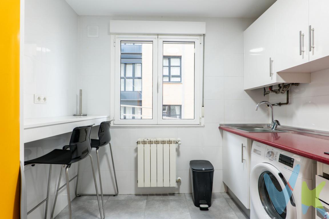 Vivienda en El Coto Bajo lista para entrar a vivir. Situada en una primera planta totalmente exterior, destaca por su excelente orientación este y sur, lo que aporta gran luminosidad durante todo el día.La vivienda dispone de ascensor, suelo de tarima, ventanas de PVC y calefacción individual de gas.La cocina y el baño están reformados. Originalmente contaba con 3 habitaciones y un salón más reducido, aunque actualmente se unieron dos estancias para crear un amplio y confortable salón. Existe la posibilidad de recuperar fácilmente la tercera habitación si se desea.Una opción ideal tanto para vivir como para invertir, en una zona tranquila y bien comunicada.Se informa a los interesados que el precio de venta indicado no comprende los honorarios de la agencia inmobiliaria al comprador, el Impuesto de Transmisiones Patrimoniales (ITP) ni los gastos asociados a la compraventa (notaría, registro de la propiedad y otros) 