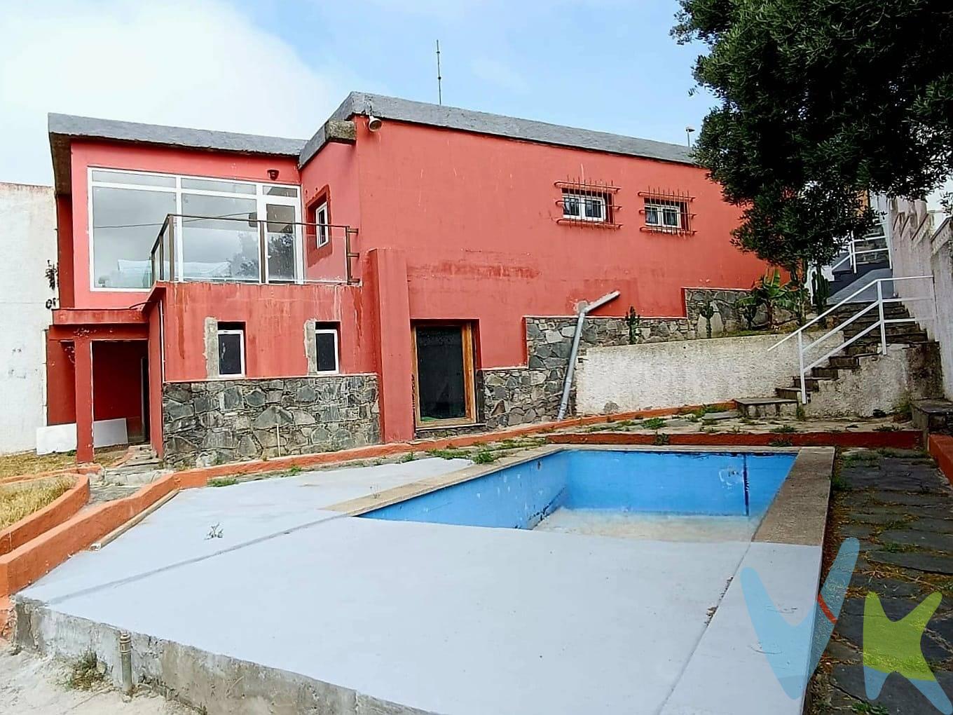 Se vende chalet independiente en la zona de Tafira, con una parcela de 523 m² y 140 m² construidos. . La planta superior cuenta con  4 dormitorios, 2 baños, la cocina con isla y un amplio salón con grandes ventanales y vistas despejadas a la montaña, además de una terraza donde disfrutar del aire libre y de las vistas con total intimidad. La planta baja es diafana, un lienzo en blanco para cubrir las necesidades de su nuevo dueño: una zona de trabajo, para hacer ejercicio, para practicar hobbies.. Hay otra terraza en la planta baja donde se encuentra un cuarto de baño y otra habitación al que se le pueden dar muchos usos. . El exterior ajardinado rodea la vivienda por 3 de sus lados dando muchísimo espacio entre viviendas. Encontramos una zona de asadero, una piscina un garaje con espacio para dos coches y un gran trastero. . La propiedad necesita reforma, lo que la convierte en una excelente oportunidad para personalizar y convertirla en el hogar ideal, en una zona tranquila y muy bien conectada. Ubicada en un entorno residencial privilegiado y a pocos minutos del centro de Las Palmas, Tafira es una de las zonas residenciales más exclusivas y tranquilas de Gran Canaria. Conocida por su entorno natural, su clima suave durante todo el año y su proximidad al Jardín Canario y a la Universidad de Las Palmas, es una ubicación muy valorada por quienes buscan calidad de vida sin alejarse demasiado del centro de la ciudad.
