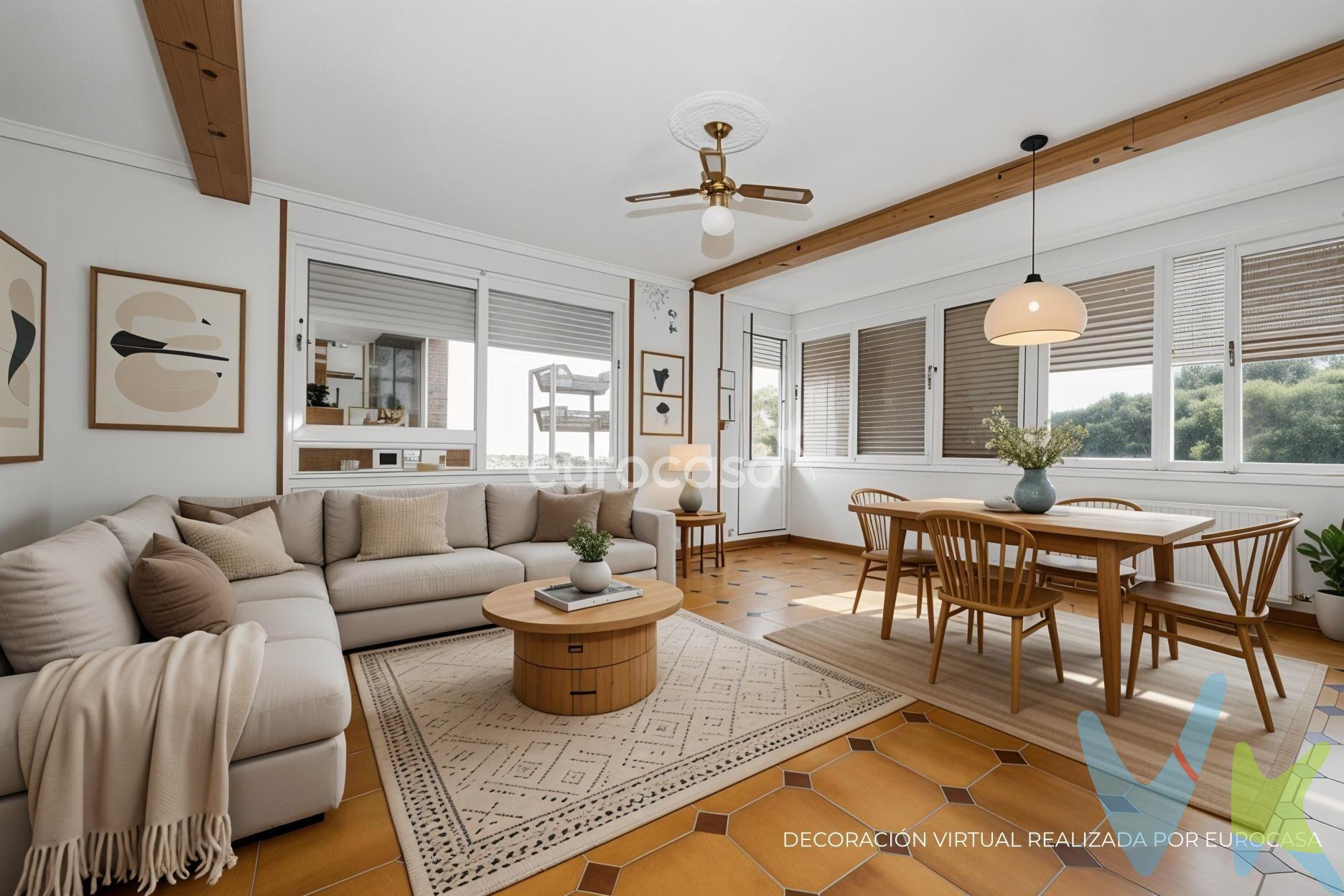 ESPACIO, NATURALEZA Y MAR: LA CASA QUE ESTABAS ESPERANDO. El equilibrio perfecto entre tranquilidad, naturaleza y cercanía al mar se materializa en esta gran casa ubicada en Laredo con vistas espectaculares a todo su entorno natural. Rodeada de calma y con el espacio que siempre soñaste, a un paso de la playa y con un acceso cómodo por autovía, esta vivienda de más de 335 m² construidos y construida sobre una gran parcela está lista para convertirse en el hogar perfecto para ti y tu familia. Se distribuye en tres plantas llenas de luz y con muchísimas opciones para que la adaptes a tu estilo de vida:. - Planta a pie de calle: un espacio diáfano que abarca toda la superficie, ideal para convertirlo en lo que tú quieras. Puede ser un enorme garaje con capacidad para varios coches, un taller, una zona de ocio, o incluso integrarlo como parte de la vivienda, creando un salón-comedor espectacular junto a una amplia cocina abierta. - Primera planta: la zona más residencial y acogedora de la casa. Dispone de 3 habitaciones, 2 baños completos, un salón luminoso, cocina independiente y una terraza que rodea la vivienda casi por completo, perfecta para disfrutar de desayunos soleados o cenas de verano con amigos, y contemplar las vistas desde un punto más alto. Además, encontrarás un espacio adicional acondicionado como trastero. - Planta bajo cubierta: aquí se ubica otro baño más y otros 3 dormitorios, que podrás destinar a habitaciones, despacho, zona de juegos para los niños o cualquier uso que necesites. Toda la vivienda es exterior, con ventanas en cada estancia, incluidos los baños, lo que aporta una luminosidad natural difícil de encontrar. La parcela es un auténtico privilegio: más de 5.500 m² de terreno con jardín, árboles frutales, zona de aparcamiento, un pozo y hasta un espacio dedicado a la piscina, que podrás volver a habilitar para disfrutar de los veranos sin salir de casa. La casa se encuentra en su estado original, conservando todo su carácter y personalidad, lo que te brinda la oportunidad de actualizarla a tu gusto y darle tu propio estilo, creando así un hogar único y a tu medida. Si buscas amplitud, independencia, naturaleza y, al mismo tiempo, cercanía a la villa marinera de Laredo y su famosa playa, ésta es tu oportunidad. * Te dejamos unas ideas que te ayudarán a ver los espacios de otra forma *. . 