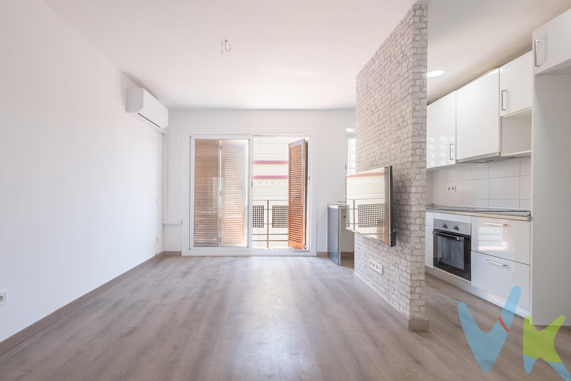 Si buscas un piso en venta en Vilanova i la Geltrú que combine ubicación, reforma y funcionalidad, esta vivienda en Carrer Teatre 52 merece tu atención.  En pleno corazón de Vilanova i la Geltrú, te espera una vivienda pensada para disfrutar del día a día con comodidad, abundante luz natural y una distribución que resulta práctica desde el primer momento. Sus 61 m² útiles están muy bien aprovechados: salón-comedor con salida a balconera, cocina abierta totalmente equipada, baño completo con plato de ducha de resina y mampara de baño, y 3 habitaciones, una de ellas doble. Su orientación Sur-Norte y la ventilación cruzada hacen que el piso respire, que la luz se mueva con naturalidad y que cada estancia se sienta agradable durante todo el año. La vivienda fue reformada íntegramente en 2.020, con acabados actuales y confort real: carpintería de aluminio con doble vidrio Climalit, splits con bomba de calor, termo eléctrico de 80 litros y una cocina abierta que invita a compartir desayunos tranquilos, cenas informales y momentos cotidianos que acaban siendo los más valiosos. Ubicada en 2ª planta de un edificio sin ascensor, en correcto estado de mantenimiento y que se reformó en el año 2000. Cuenta con conexiones actualizadas de instalaciones comunitarias de agua y electricidad y ha pasado la ITE con Certificado de Aptitud APTO, vigente hasta 2030. Y fuera de casa, lo tienes todo: mercado municipal a 300 metros, ayuntamiento a menos de 5 minutos a pie, comercios, colegios, autobús y el encanto de una ciudad viva, mediterránea y llena de planes. Una vivienda luminosa, reformada y muy bien situada en Vilanova para empezar una nueva etapa con buen pie. No la dejes escapar y llámanos para CONCERTAR CITA. Cédula habitabilidad: CHB01076015001. Certificado Energético: Referencia 8LMBNRCL3 Consumo de energia E 195 Kwh/m² año Emisiones E 50 Kg CO2/m² año. En el precio de venta no se incluye el mobiliario, los elementos decorativos ni los impuestos (ITP, IVA y AJD)que se deriven de la compraventa, así como tampoco los gastos notariales, gestoría y registrales que legalmente, correspondan por ley. En cumplimiento de las obligaciones de información previstas en la Ley 10/2025, de 28 de diciembre, de servicios de atención a la clientela y transparencia, así como en la normativa sectorial vigente, se hace constar que el precio indicado no incluye los gastos e impuestos inherentes a la adquisición, los cuales se desglosan a continuación :. • Impuesto sobre Transmisiones Patrimoniales (ITP) : Se aplicará el tipo impositivo vigente en Catalunya (Valor del Inmueble hasta 600.000€ = 10%, de 600.001€ a 900.000€ = 11%, de 900.000€ a 1.500.000€ = 12%, más de 1.500.000€ = 13%), sin perjuicio de los tipos reducidos del 5%, y el 7%, aplicables según las circunstancias personales del comprador o las características del inmueble). • El impuesto se devenga sobre el Valor de Referencia de Catastro o el precio de venta, aquel que resulte superior. • Gastos de Notaría : Los honorarios notariales se calcularán conforme al arancel oficial regulado en el Anexo I, del Real Decreto 1426/1989, de 17 de noviembre, por el que se aprueba el arancel Notarial. • Gastos de Registro : La inscripción en el Registro de la Propiedad se facturará según el arancel oficial establecido en el ANEXO I, del Real Decreto 1427/1989, de 17 de noviembre, por el que se aprueba el arancel Notarial. • Gastos de Gestión (Gestoría) : Los honorarios por la tramitación administrativa, liquidación de impuestos e inscripción registral dependerán de la Gestoría con que se contrate el servicio. • Honorarios Agencia: incluidos en el PVP. Para una información exhaustiva sobre el funcionamiento, tipos impositivos y bonificaciones del ITP en Catalunya, puede consultar el portal oficial de la Agencia Tributaria Catalana:. https://atc.gencat.cat/es/tributs/itpajd/tpo/tarifes-tipus.