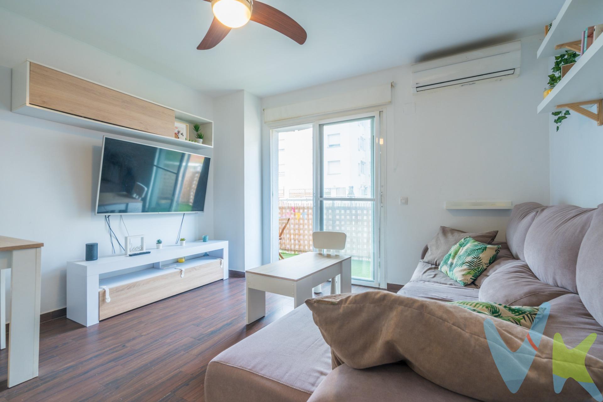 Imagínate esto: Sales de trabajar en Valencia. En apenas 10 minutos, o tras un cómodo trayecto en el metro que para justo frente a tu puerta, ya estás en casa. Sin atascos, sin vueltas buscando aparcamiento. Aparcas tu coche en tu plaza con punto de carga eléctrica, dejas lo que necesites en el trastero que tienes justo delante y subes a tu refugio. Bienvenido a un hogar pensado para el estilo de vida de hoy. El espacio donde empieza vuestra historia. Construido en 2006, este piso no es solo una vivienda; es un lienzo listo para que empecéis vuestra vida juntos. Al entrar, la luz natural lo inunda todo, resaltando la calidez de los suelos de porcelánico imitación madera, que combinan la belleza de la tarima con la resistencia de la cerámica. El corazón de la casa: Una cocina funcional situada junto al salón, creando un espacio fluido y social. Perfecto para esas cenas con amigos donde nadie se queda aislado cocinando. Vuestro rincón de paz: El salón conecta con un pequeño balcón terraza, el lugar ideal para el café de la mañana o para desconectar al final del día respirando el aire de una zona tranquila. Detalles que marcan la diferencia: Un baño completo con doble seno , dos dormitorios acogedores y acabados de calidad: ventanales de doble cristal para un silencio absoluto, carpintería de madera y armarios empotrados. Confort y tecnología en cada rincón. Aquí no tendréis que preocuparos por las reformas. La vivienda está equipada para vuestro bienestar inmediato:. Climatización perfecta: Un Split de aire frío/calor y ventiladores de techo con mando a distancia para las noches de verano. Salud en el grifo: Sistema de ósmosis integrado. Sostenibilidad: Plaza de garaje y un trastero estratégicamente ubicado frente a la plaza. ¿Por qué este es vuestro piso?. Por 190.000 €, es la oportunidad perfecta para dejar de pagar alquiler y empezar a invertir en vuestro propio patrimonio. Ya seáis una pareja que se inicia, busquéis vuestra independencia o tengáis un peque en la familia, este piso en Mas del Rosari os ofrece la libertad de estar cerca de la ciudad sin el ruido de la ciudad. Ven a verlo y siente el "flechazo". El hogar que visualizabas existe, y está aquí. "Una compra inteligente y protegida" Al tratarse de una vivienda de Protección Oficial (VPO), te aseguras un precio justo y regulado por la administración en una finca joven y de excelentes calidades. Es la oportunidad ideal para jóvenes o parejas que buscan su primera vivienda cumpliendo con los requisitos de acceso a vivienda protegida de la Generalitat Valenciana. Nosotros te informamos de todo el proceso para que tu acceso a este hogar sea sencillo y transparente. Por mandato expreso del propietario, comercializamos este inmueble en exclusiva , lo que le garantiza el acceso a toda la información, a un servicio de calidad, un trato fácil, sencillo y sin interferencias de terceros. Por este motivo, se ruega no molestar al propietario, a los ocupantes de la propiedad o a los vecinos. Muchas gracias por su comprensión. Si usted es agente inmobiliario y tiene un cliente para este inmueble, llámenos: estaremos encantados de colaborar. 