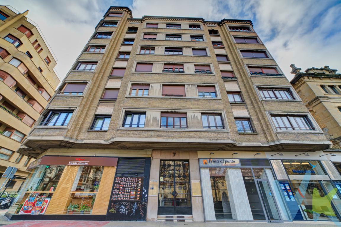 Almacén de 74,50 m2 de superficie útil en el Paseo Sarasate. Se trata de un último piso. El ascensor llega hasta la planta de acceso al almacén.No está permitido el uso de vivienda, ni el uso de oficina por el planeamiento de Pamplona (se intentó solicitar un cambio de uso sin éxito). Cuenta con luz eléctrica. No está asegurado el abastecimiento de agua (debería autorizarlo el ayuntamiento).Ideal como trastero o zona de almacenaje. ¿Quién no necesita sitio donde dejar los trastos en esta zona?Sé el primero en visitarlo. ¡Ven a verlo ya!