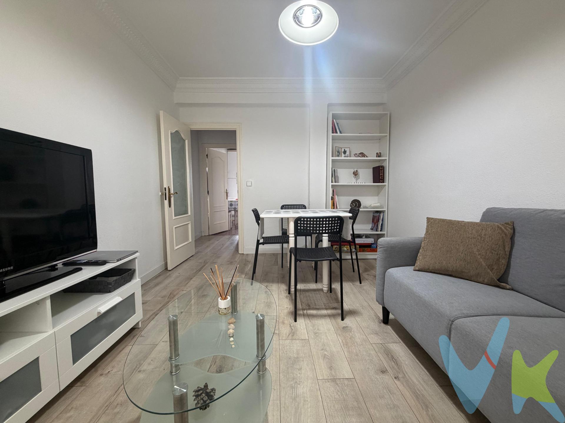 ¿Buscas un piso listo para entrar a vivir en una zona tranquila de Santander? 🏡✨. ¡Lo acabas de encontrar!. Desde Best House San Fernando te mostramos esta vivienda acogedora, luminosa y con detalles que marcan la diferencia: puertas lacadas en blanco, suelo nuevo, estancias exteriores y mucha luz natural 🌞. ¡Y lo mejor de todo! se encuentra en buen estado listo para vivir. 📍 Entre General Dávila y Los Castros, en una zona residencial muy tranquila, con aparcamientos libres 🅿️ y todos los servicios cerca. El piso cuenta con tres habitaciones, todas exteriores, dos de ellas amplias y con buena luz natural —perfectas para descansar, teletrabajar o adaptarlas a tu estilo de vida 🛏️💡. El salón-comedor es un espacio cómodo y luminoso, ideal para relajarte o recibir visitas 🛋️. La cocina está totalmente equipada, luminosa y con espacio suficiente para cocinar a gusto 🍳✨. El baño, práctico y en perfecto estado, cuenta con ducha y ventilación natural 🛁. Además, se han cuidado los detalles para ofrecerte un hogar actual y confortable:. ✅ Puertas lacadas en blanco que aportan amplitud y estilo. ✅ Suelo nuevo que da calidez a todo el piso. ✅ Ventanas de PVC para mayor aislamiento. ✅ Calefacción eléctrica de bajo consumo, ideal para mantener una temperatura agradable sin gastos excesivos 🔥. Ideal para quienes buscan comodidad, tranquilidad y buena ubicación, sin complicaciones. Y como siempre, desde Best House San Fernando, te acompañamos en todo el proceso, con cercanía y confianza 🤝. 🏡✨ ¡TU NUEVO HOGAR TE ESPERA EN SANTANDER! ✨🏡. Llámanos y ven a verlo. ¡Te va a encantar! 💙. PVP: Gastos de Notaría, Registros e impuestos no incluidos. Sujeto a decisión última del cliente vendedor.