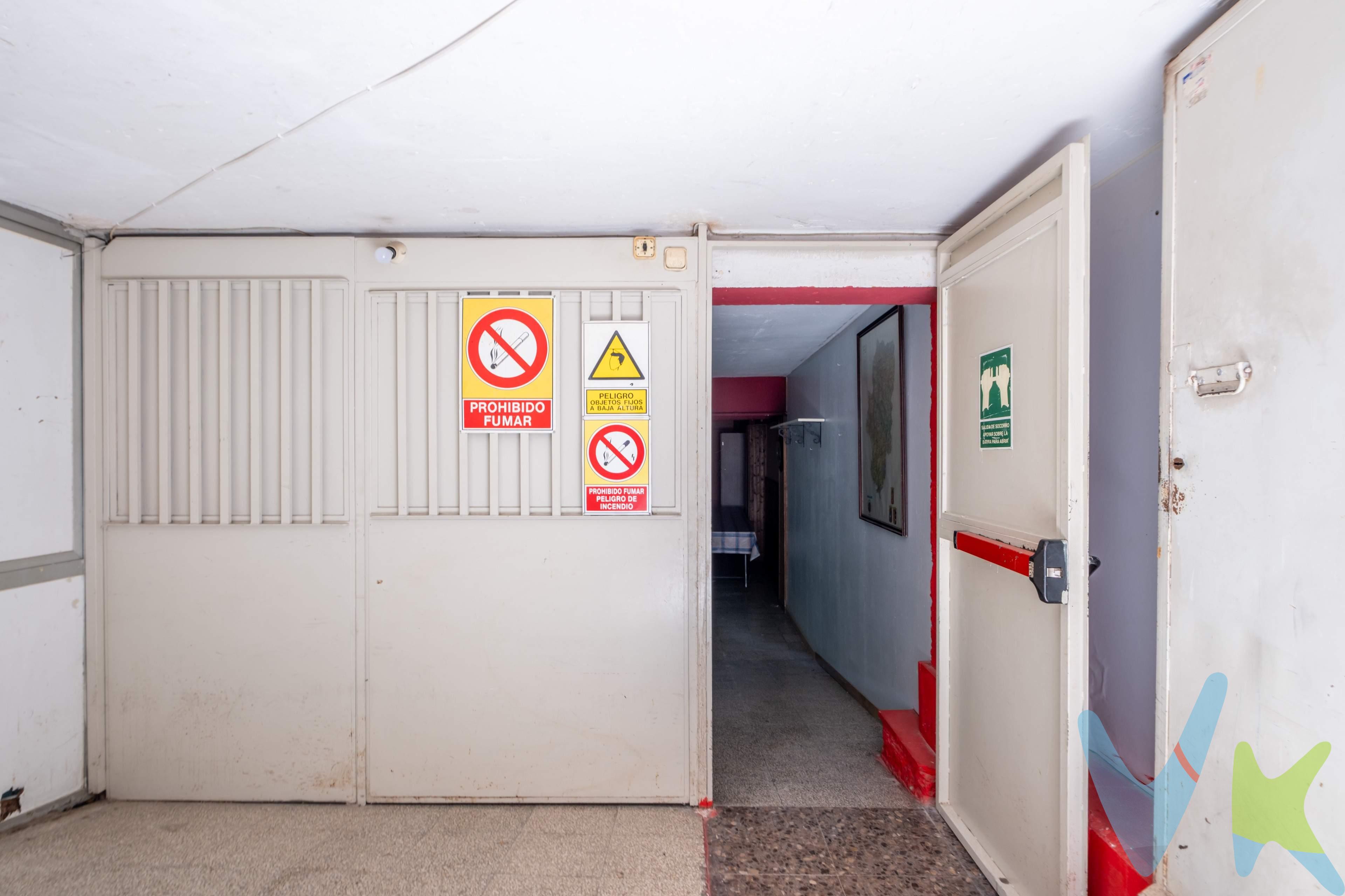 Amplio local a pie de calle, equipado con instalación de agua y luz, ideal para adaptarse a una gran variedad de proyectos: almacén, estudio de trabajo, taller privado o espacio de uso personal. Ofrece un gran potencial de reforma y personalización, permitiéndote actualizar y distribuir el espacio según las necesidades específicas de tu actividad. Además, dispone de acceso peatonal directo a pie de calle mediante una puerta ancha que facilita un paso cómodo. Distribución y equipamiento:. -Gran sala principal: Un espacio diáfano y muy amplio, ideal para actualizar y acondicionar a tu gusto. -Cocina / Comedor: Espacio independiente integrado en el local. -Aseo: Un espacio propio e independiente equipado con lavabo e inodoro, muy práctico para el uso diario de la propiedad. -Instalación de agua y luz. -Acceso directo a pie de calle. Un espacio adaptable a tu medida:. Gracias a sus dimensiones, su independencia a pie de calle y sus múltiples posibilidades de reforma, este local resulta una opción excelente para quien busca un espacio versátil, amplio y personalizable en un entorno consolidado. Contáctanos hoy mismo para consultar condiciones o solicitar una visita sin compromiso. *** Gastos e impuestos no incluidos. A título orientativo, en segundas transmisiones, el comprador abonará: Impuesto sobre Transmisiones Patrimoniales (ITP), tipo general en Aragón al 8% (*). Base de cálculo: mayor valor entre precio de compraventa o valor de referencia catastral. Gastos de Notaría y Registro: Aranceles variables según precio, número de copias y complejidad; cálculo según tarifas normativas. Si se precisa hipoteca: Tasación, condiciones y costes bancarios según entidad elegida por el comprador; así como gastos de gestoría y cualesquiera otros inherentes a la compraventa. No se incluyen otros gastos o tributos que puedan por Ley corresponder al comprador. Operación sujeta a doble mediación. Existen honorarios a cargo del comprador, salvo pacto en contrario, no incluidos en PVP. El consumidor conforme a la normativa vigente podrá solicitar información y documentación adicional relativa al inmueble, sus características, condiciones de la operación y del servicio de mediación en la oficina y/o a través de nuestro teléfono de contacto o mail. La agencia actúa exclusivamente como intermediaria en la compraventa, cuyas condiciones, en todo caso, estarán sujetas a la aceptación expresa del vendedor del inmueble y posterior formalización del contrato. La información suministrada se corresponde con la disponible a la fecha de publicación, pudiendo variar en función de las circunstancias o actualizaciones legales, contractuales y fiscales. Anuncio de carácter meramente informativo. Para una información exhaustiva sobre el funcionamiento, tipos impositivos y bonificaciones del ITP en Aragón, puede consultar el portal oficial de la Agencia Tributaria Autonómica. Tarifas notariales y registrales reguladas en el Anexo I del Real Decreto 1426/1989 y Anexo I del Real Decreto 1427/1989, respectivamente. Anuncio no vinculante, puede contener errores.