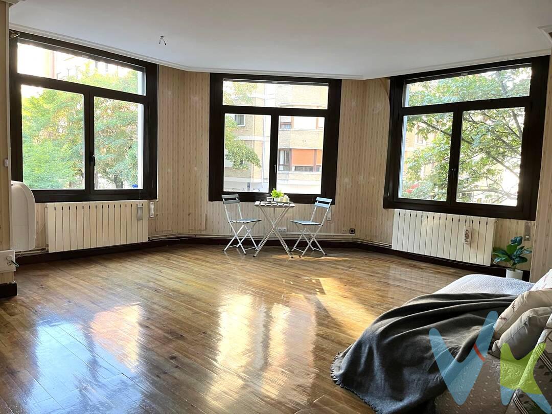 

 



¿Buscas luz, espacio y una ubicación top? Ven a descubrir este capricho en pleno Segundo Ensanche con balcón y un salón espectacular en chaflán con vistas directas a la Plaza de la Cruz.
 
Su distribución única te ofrece un salón-comedor enorme, súper dinámico y facilísimo de decorar a tu propio gusto. Está orientado al sureste, garantizándote sol durante gran parte del día. Sus tres ventanales miran directamente a la emblemática Plaza de la Cruz, ofreciéndote una panorámica abierta y alegre. Las ventanas cuentan con un aislamiento excelente y persianas eléctricas para tu total comodidad. Puedes crear una gran zona de relax, un comedor espacioso y un rincón de lectura ideal o un pequeño escritorio de trabajo frente a los ventanales.
El salón comunica directamente con la cocina, cuyas puertas cuentan con vidrieras hechas totalmente a medida, un detalle artesanal precioso. Desde la cocina sales a un balcón encantador, el sitio perfecto para cuidar tus plantas, tomar el sol o relajarte con un café. Una zona de descanso adaptada a ti.

Dormitorio principal: Un espacio tipo suite con su propio baño incorporado y salida directa al balcón.
Segunda habitación: Cuenta con un baño integrado, lo que la convierte en el espacio flexible perfecto para un segundo dormitorio, un despacho silencioso o tu estudio creativo.

Una vivienda con personalidad, difícil de encontrar, que mantiene los suelos originales que aportan carácter. El bloque está completamente reformado: cuenta con un portal moderno y elegante, puerta de acceso automatizada y un ascensor totalmente actualizado.
Estarás en el corazón del Segundo Ensanche, una de las zonas más cotizadas de Pamplona, con comercios, transportes y servicios a un paso de tu puerta. Todo a mano y sin ruidos. Disfruta de la ventaja de vivir en el centro pero sin sufrir el bullicio de la fiesta nocturna, ya que es una calle libre de bares de copas.
 
¡¡El hogar que estabas buscando, en el lugar que siempre quisiste!!
 

Datos meramente informativos, sin valor contractual.   El PVP indicado no incluye impuestos (régimen general del ITP (Impuesto de Transmisiones Patrimoniales) es el 6% sobre el precio de compra) ni gastos de transmisión (notaría, registro, AJD (Actos Jurídicos Documentados), que suma aproximadamente un 2% sobre el precio de compra). Honorarios de la agencia a cargo del vendedor. NO SE COBRA HONORARIOS AL COMPRADOR.
 





 




 







 
 







 









 








 



 

