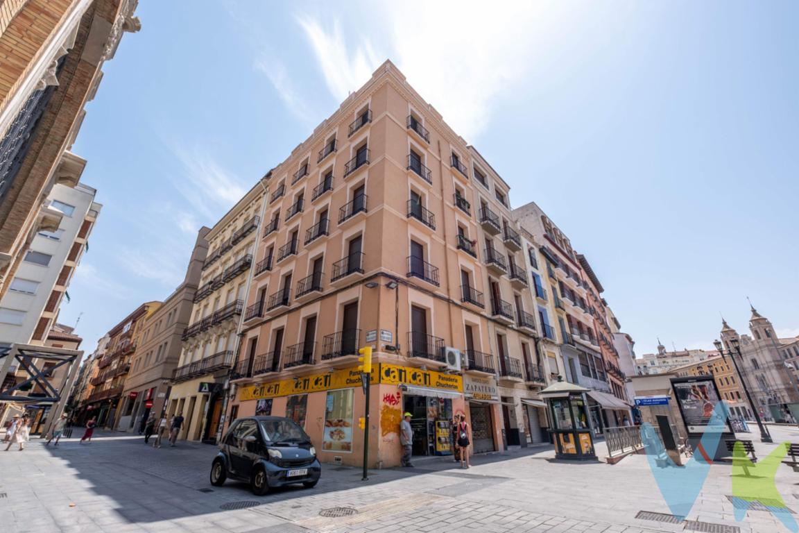 📍 Av. César Augusto – Frente al Mercado Central y la parada del tranvía. ¿Buscas una vivienda moderna, con carácter y ubicación imbatible? Este dúplex con encanto en edificio rehabilitado en 2019 te ofrece eso… y más. Distribución cómoda y funcional en dos plantas:. - Planta baja: amplio salón con cocina americana integrada y acceso a un balcón exterior que conecta con la vida del centro. - Planta primera: zona de descanso con 2 dormitorios y un baño completo. Además, cuenta con un aseo en planta baja y trastero en el sótano, ideal para mantener todo en orden. Un piso moderno, bien pensado y con todo lo que necesitas para disfrutar de la ciudad al máximo… o para hacer una inversión con visión de futuro. _______________________________________________________________________________. ℹ️ El precio de venta no incluye los honorarios de agencia por el servicio de gestión, asesoramiento y formalización del proceso de compra, que serán asumidos por el comprador. La reserva del inmueble solo se producirá tras la aceptación expresa de una propuesta por parte del vendedor. El precio publicado no incluye impuestos ni gastos derivados de la compraventa e inscripción.