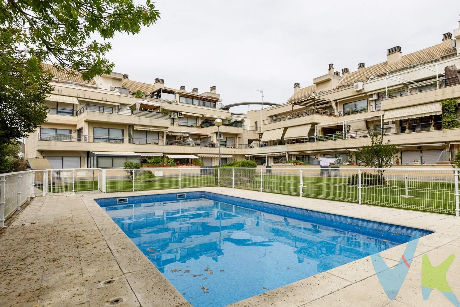 En urbanización con piscina. Este exclusivo dúplex en venta en Utebo reúne todo lo que buscas: confort, privacidad y una ubicación privilegiada en una de las zonas residenciales más demandadas a solo 15 minutos de Zaragoza. Diseñado para disfrutar cada rincón de tu hogar. Esta propiedad destaca por su versatilidad única, dividida en dos espacios perfectamente distribuidos:. - Planta Calle: Luz natural y vida familiar. Jardín privado: Un agradable espacio exterior al aire libre, ideal para reuniones con amigos, zona de juegos para niños o tu propio rincón de relax. Salón-comedor amplio y luminoso: Con acceso directo al jardín, perfecto para integrar el interior con la naturaleza. 2 dormitorios amplios: Incluye un dormitorio principal con baño en suite para máxima comodidad. 2 baños completos en total. Cocina independiente con galería cerrada: Funcional, práctica y con salida directa al jardín. - Planta -1: Espacio independiente tipo Loft. Apartamento independiente: Cuenta con 1 dormitorio, 1 baño completo y cocina propia. Entrada independiente: La solución perfecta como zona para invitados, estudio profesional, espacio para adolescentes o zona de teletrabajo sin ruidos. Zonas comunes y extras que marcan la diferencia. Urbanización con piscina: Disfruta del verano sin salir de casa. - Plaza de garaje y trastero incluidos . Excelente ubicación en Utebo (Zaragoza): Cerca de todos los servicios esenciales (colegios, supermercados, transporte público y rápida conexión con la A-68). Si buscas un piso con jardín en Utebo que combine la tranquilidad de una urbanización con piscina y la comodidad de tener dos viviendas en una, esta es tu oportunidad. 📞 ¡Ven a visitarlo y enamórate de tu nuevo hogar! Contáctanos hoy mismo para agendar una visita. *** Gastos e impuestos no incluidos. A título orientativo, en segundas transmisiones, el comprador abonará: Impuesto sobre Transmisiones Patrimoniales (ITP), tipo general en Aragón al 8% (*). Base de cálculo: mayor valor entre precio de compraventa o valor de referencia catastral. Gastos de Notaría y Registro: Aranceles variables según precio, número de copias y complejidad; cálculo según tarifas normativas. Si se precisa hipoteca: Tasación, condiciones y costes bancarios según entidad elegida por el comprador; así como gastos de gestoría y cualesquiera otros inherentes a la compraventa. No se incluyen otros gastos o tributos que puedan por Ley corresponder al comprador. Operación sujeta a doble mediación. Existen honorarios a cargo del comprador, salvo pacto en contrario, no incluidos en PVP. El consumidor conforme a la normativa vigente podrá solicitar información y documentación adicional relativa al inmueble, sus características, condiciones de la operación y del servicio de mediación en la oficina y/o a través de nuestro teléfono de contacto o mail. La agencia actúa exclusivamente como intermediaria en la compraventa, cuyas condiciones, en todo caso, estarán sujetas a la aceptación expresa del vendedor del inmueble y posterior formalización del contrato. La información suministrada se corresponde con la disponible a la fecha de publicación, pudiendo variar en función de las circunstancias o actualizaciones legales, contractuales y fiscales. Anuncio de carácter meramente informativo. Para una información exhaustiva sobre el funcionamiento, tipos impositivos y bonificaciones del ITP en Aragón, puede consultar el portal oficial de la Agencia Tributaria Autonómica. Tarifas notariales y registrales reguladas en el Anexo I del Real Decreto 1426/1989 y Anexo I del Real Decreto 1427/1989, respectivamente. Anuncio no vinculante, puede contener errores.